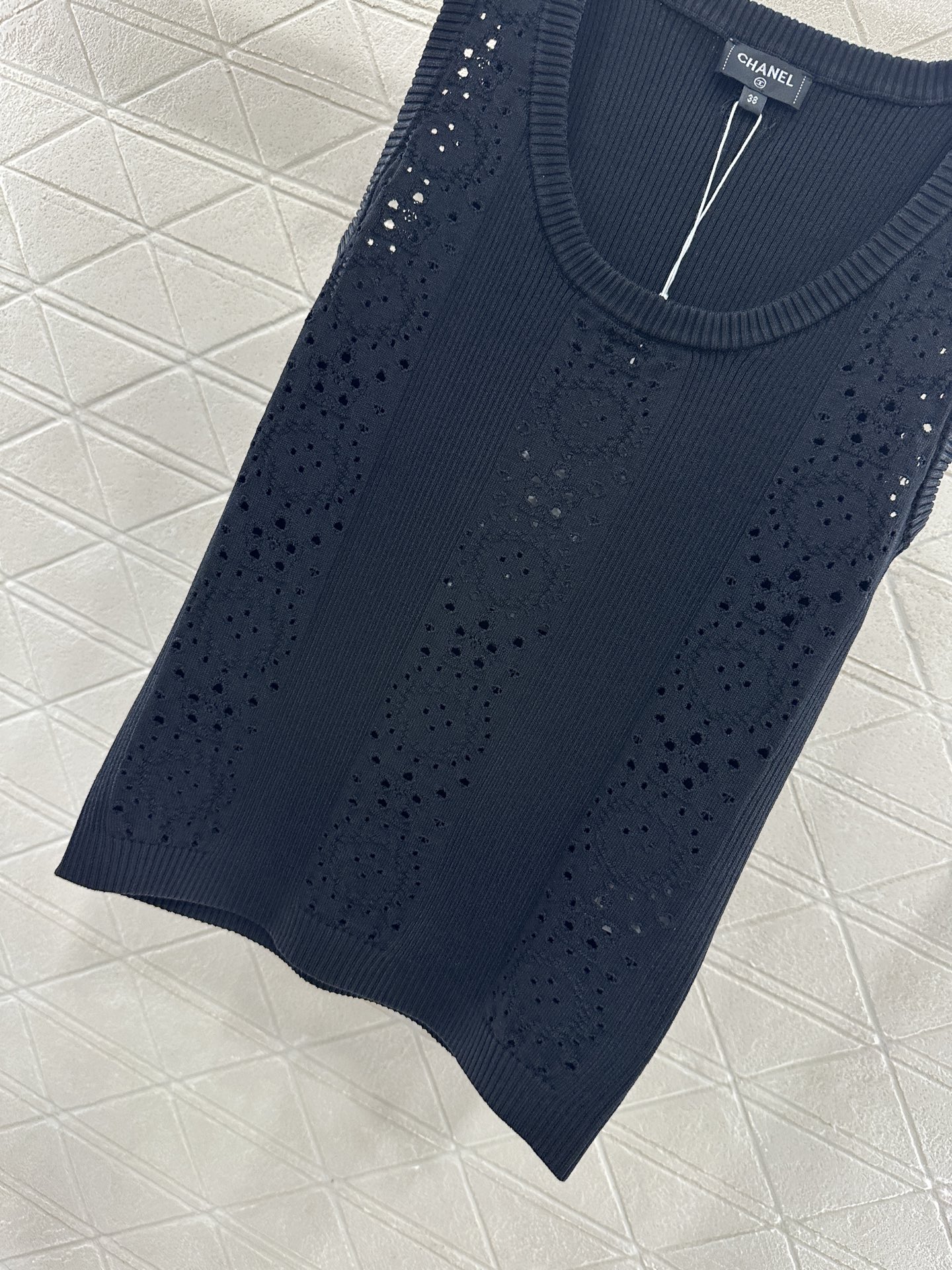 ♥Chane*♥2025新品上架
     镂空针织背心上衣
定制YB进口纱线织造 肌理细腻 舒适有型 