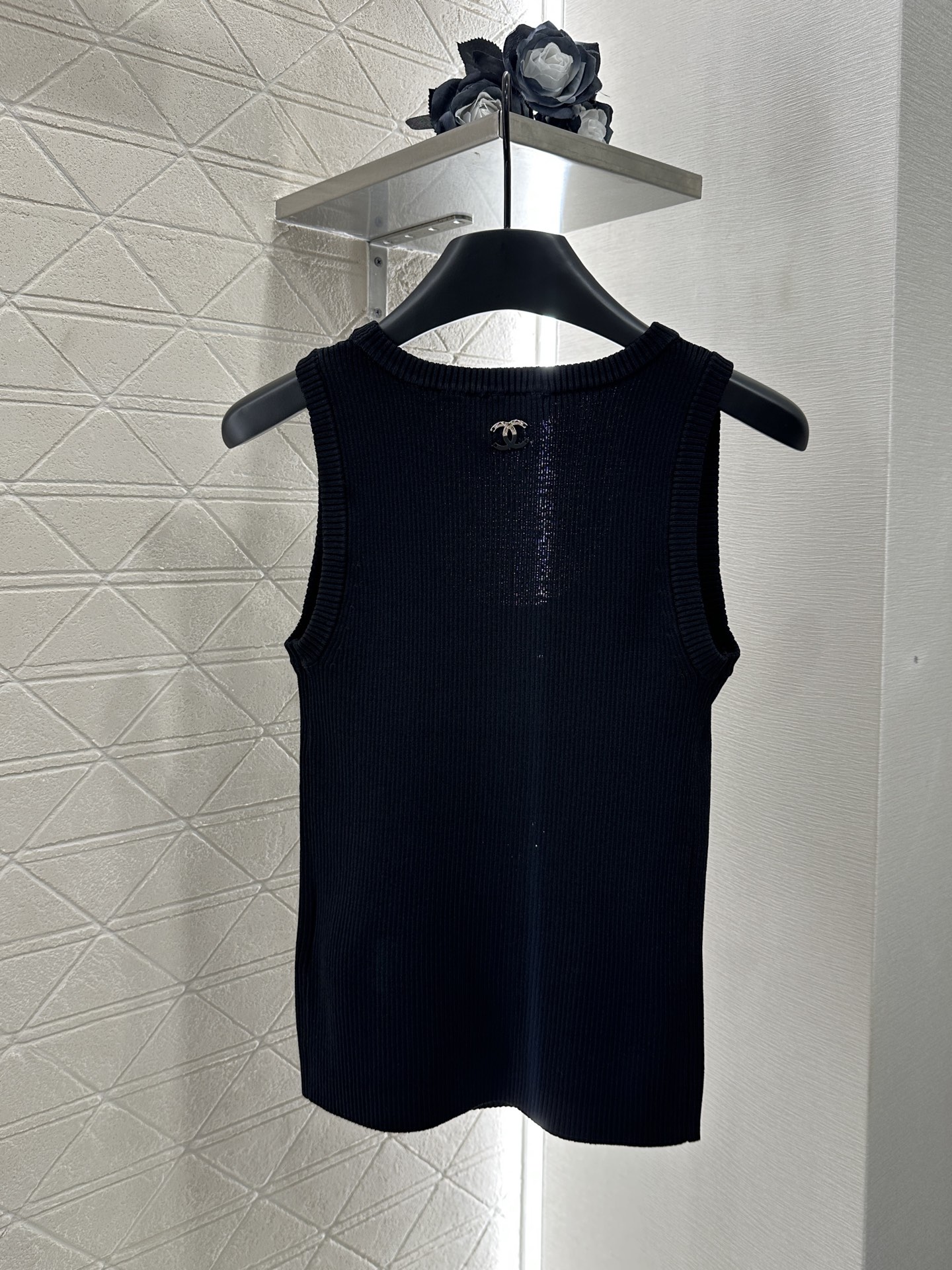 ♥Chane*♥2025新品上架
     镂空针织背心上衣
定制YB进口纱线织造 肌理细腻 舒适有型 