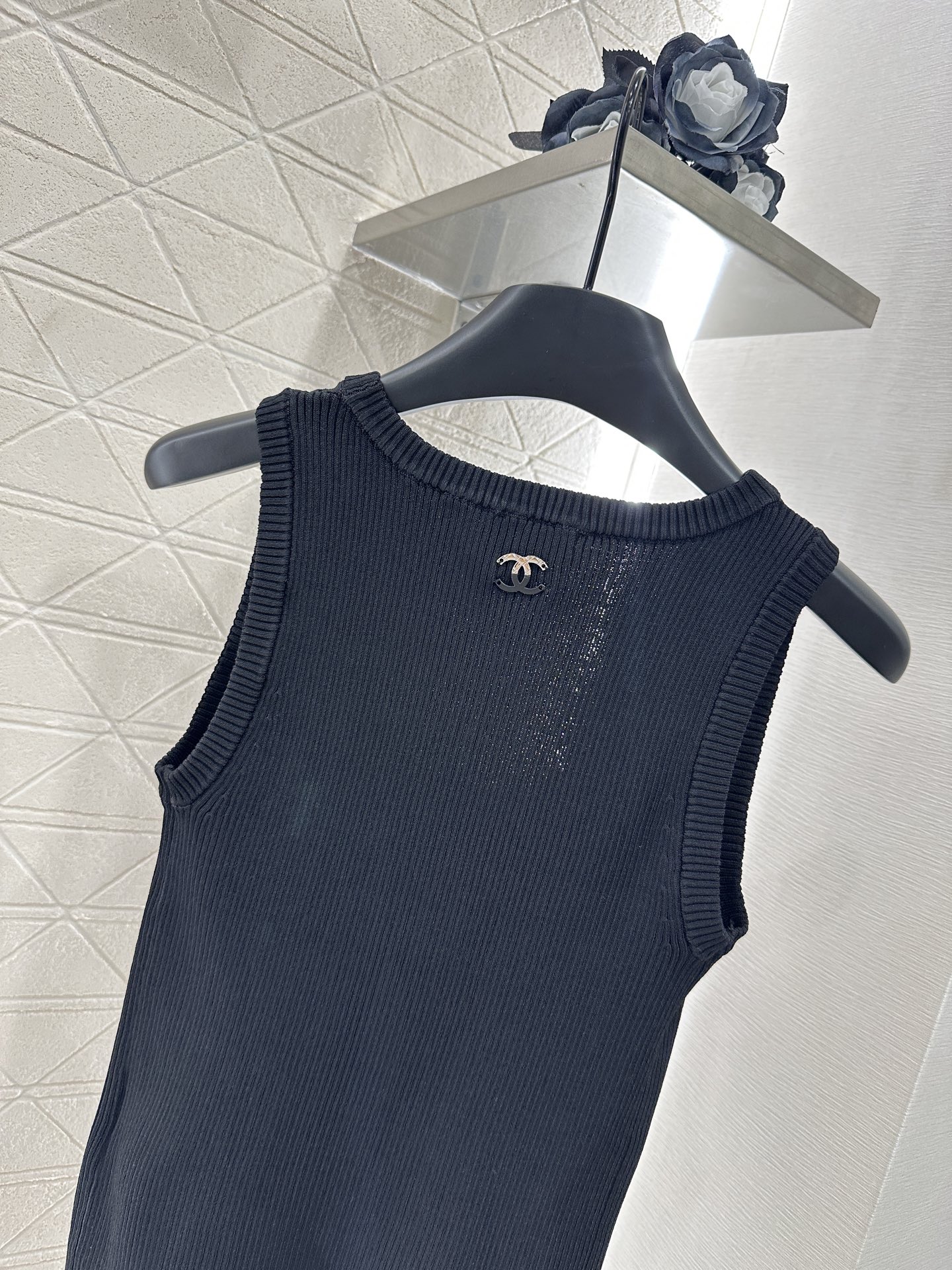 ♥Chane*♥2025新品上架
     镂空针织背心上衣
定制YB进口纱线织造 肌理细腻 舒适有型 