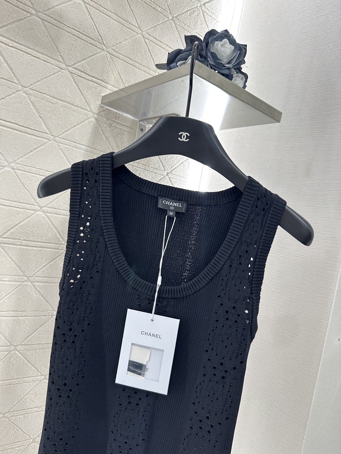 ♥Chane*♥2025新品上架
     镂空针织背心上衣
定制YB进口纱线织造 肌理细腻 舒适有型 