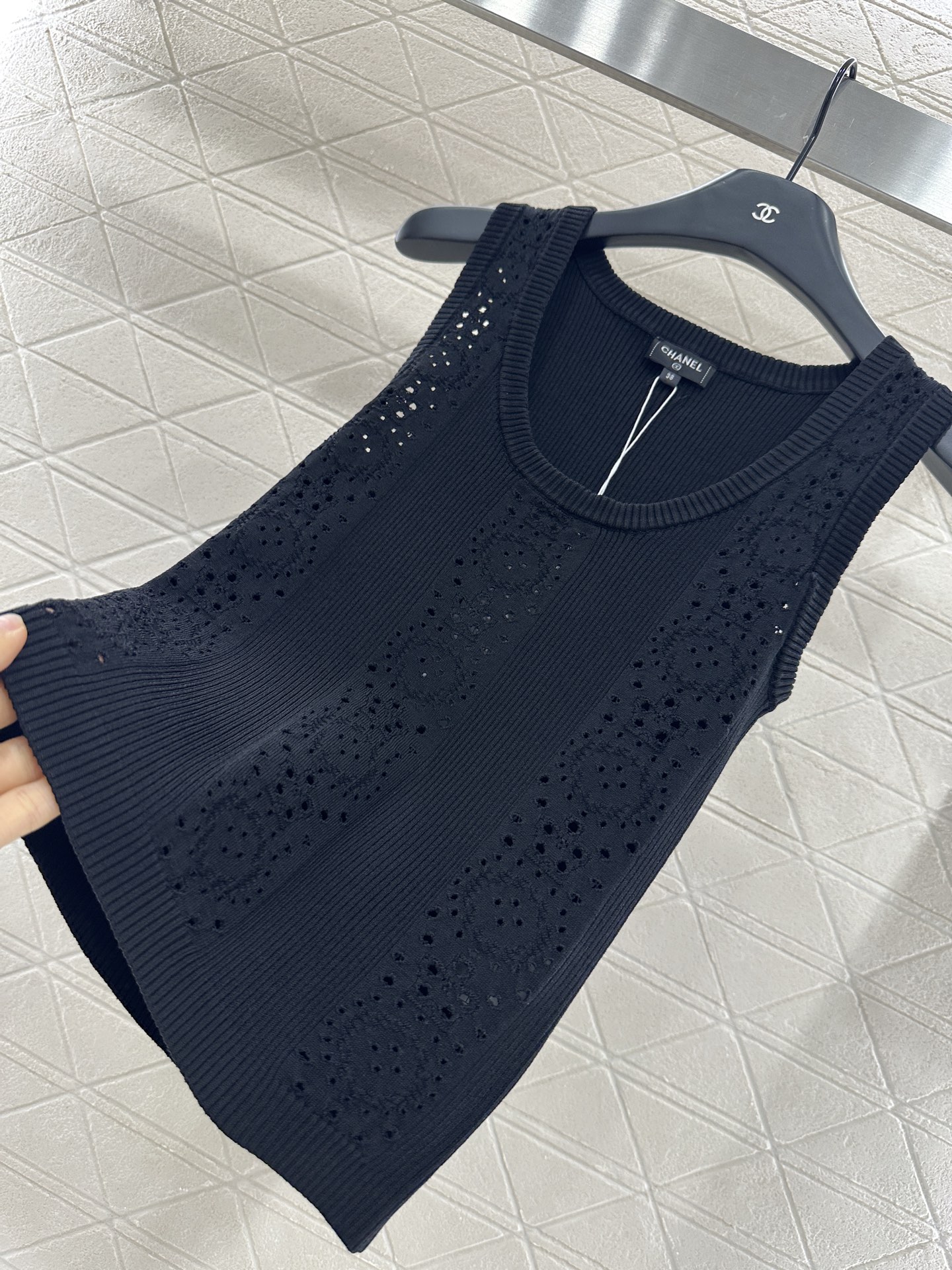 ♥Chane*♥2025新品上架
     镂空针织背心上衣
定制YB进口纱线织造 肌理细腻 舒适有型 