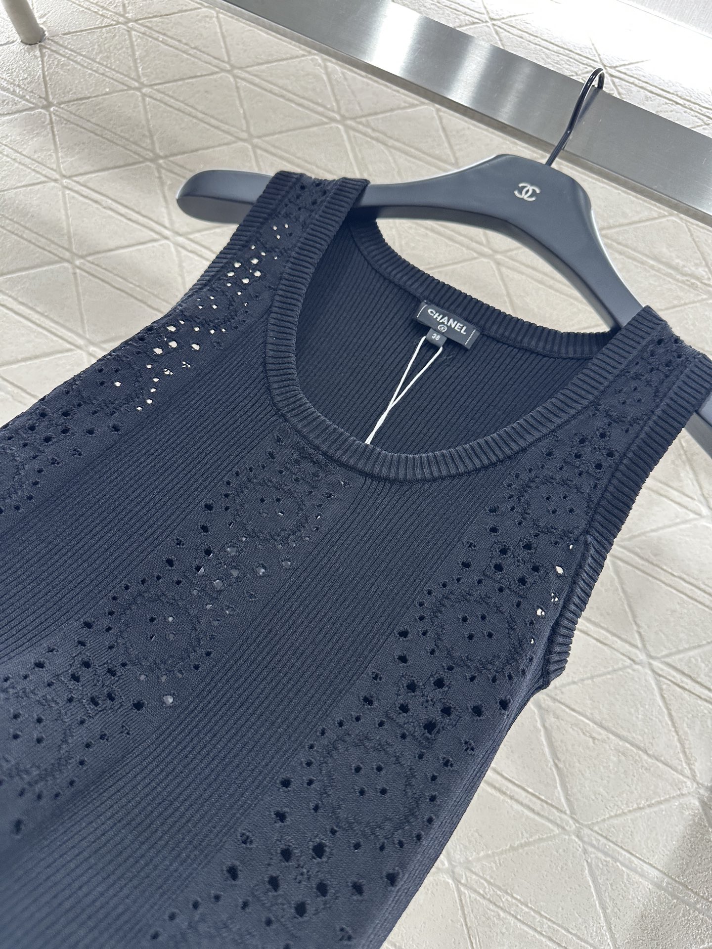 ♥Chane*♥2025新品上架
     镂空针织背心上衣
定制YB进口纱线织造 肌理细腻 舒适有型 