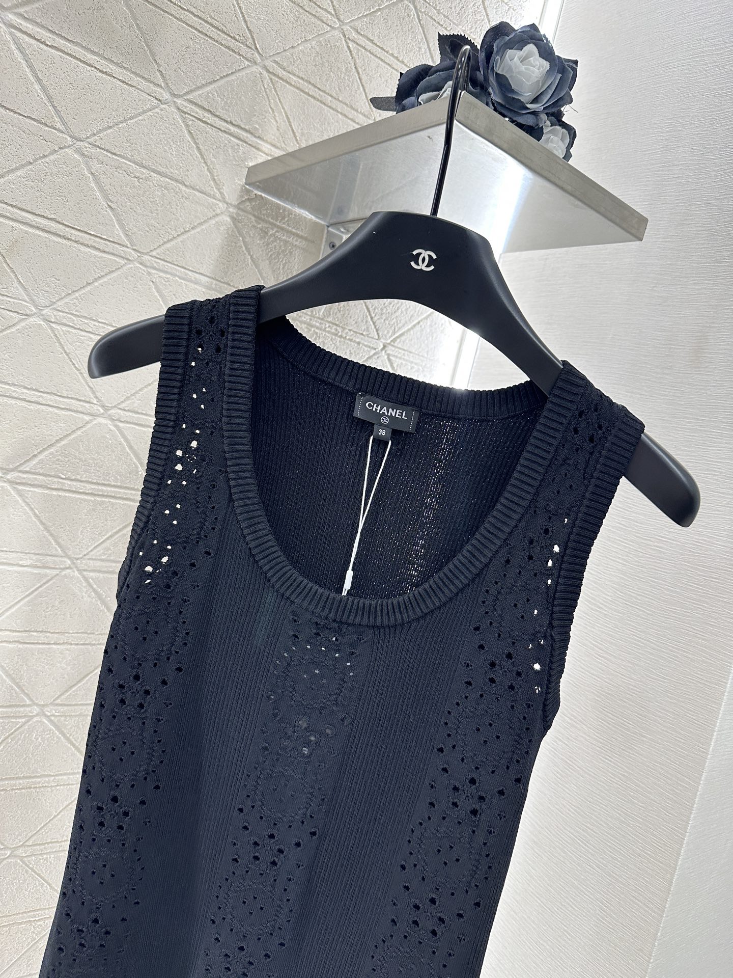 ♥Chane*♥2025新品上架
     镂空针织背心上衣
定制YB进口纱线织造 肌理细腻 舒适有型 