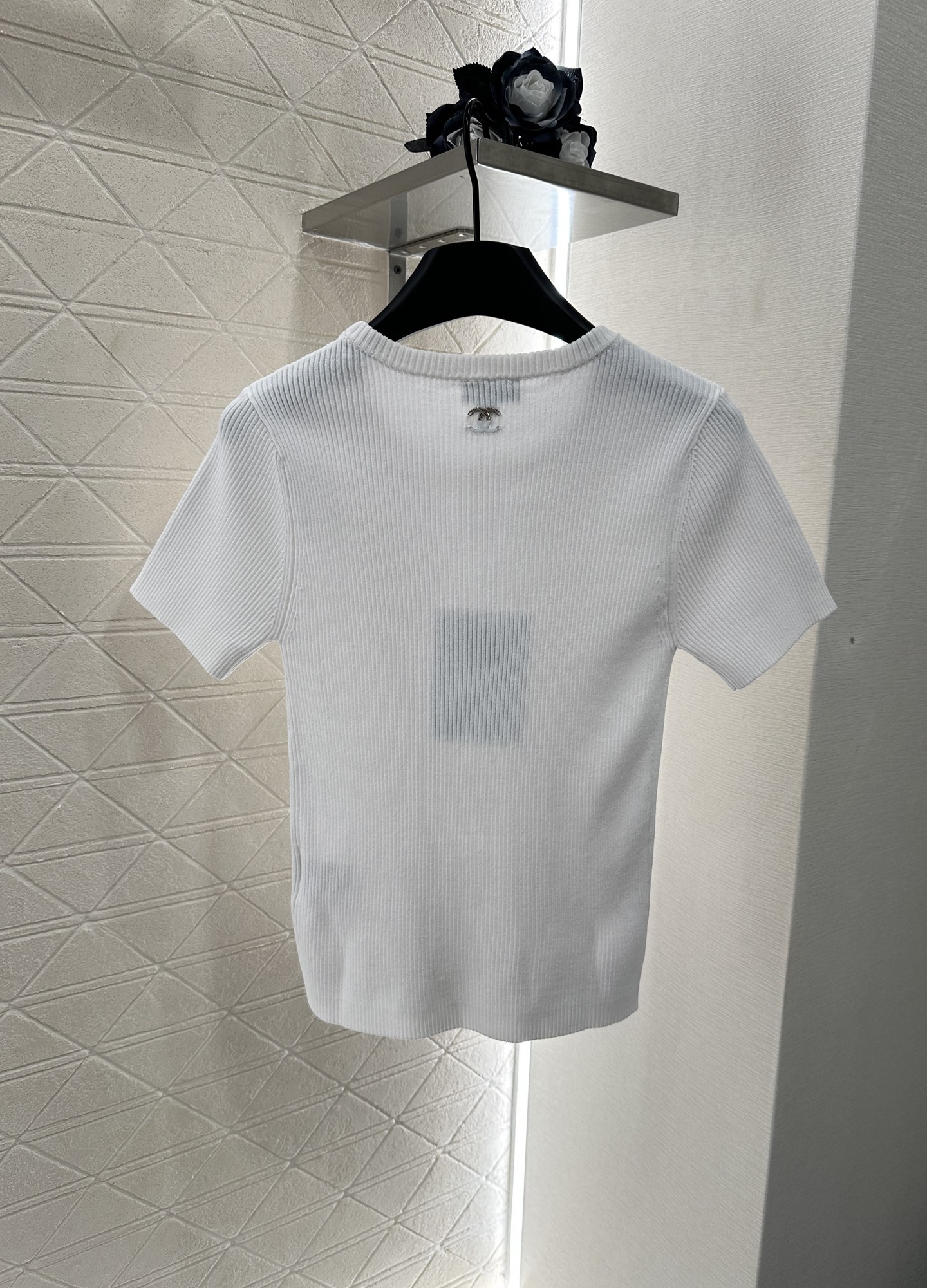 ♥Chane*♥2025新品上架
      镂空针织短袖上衣
定制YB进口纱线织造 肌理细腻 舒适有型