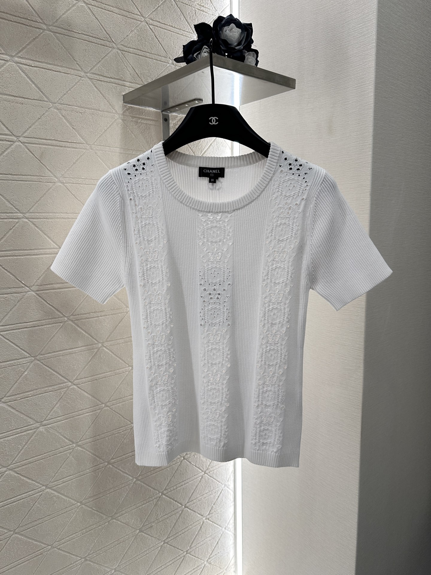 ♥Chane*♥2025新品上架
      镂空针织短袖上衣
定制YB进口纱线织造 肌理细腻 舒适有型