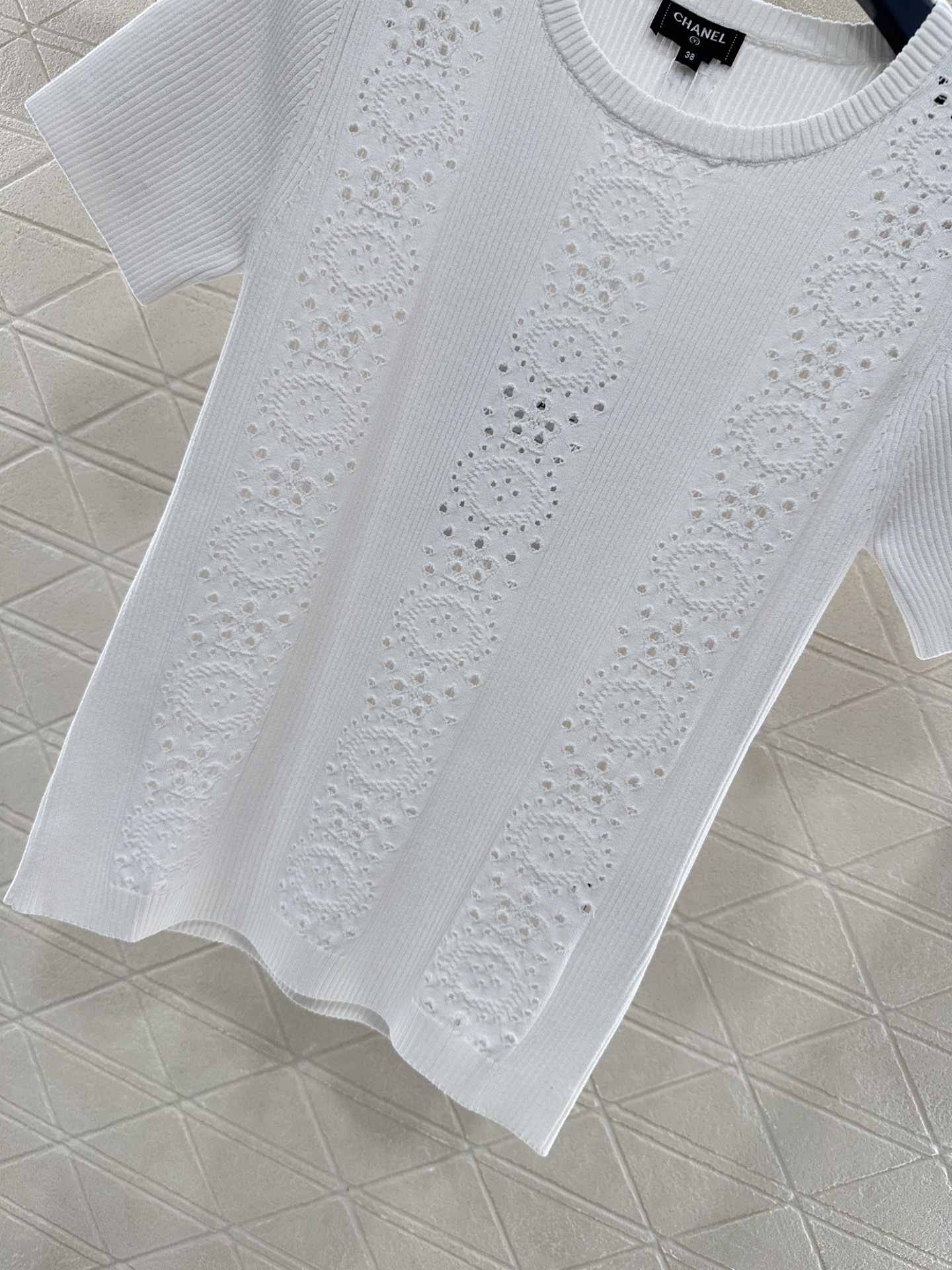 ♥Chane*♥2025新品上架
      镂空针织短袖上衣
定制YB进口纱线织造 肌理细腻 舒适有型