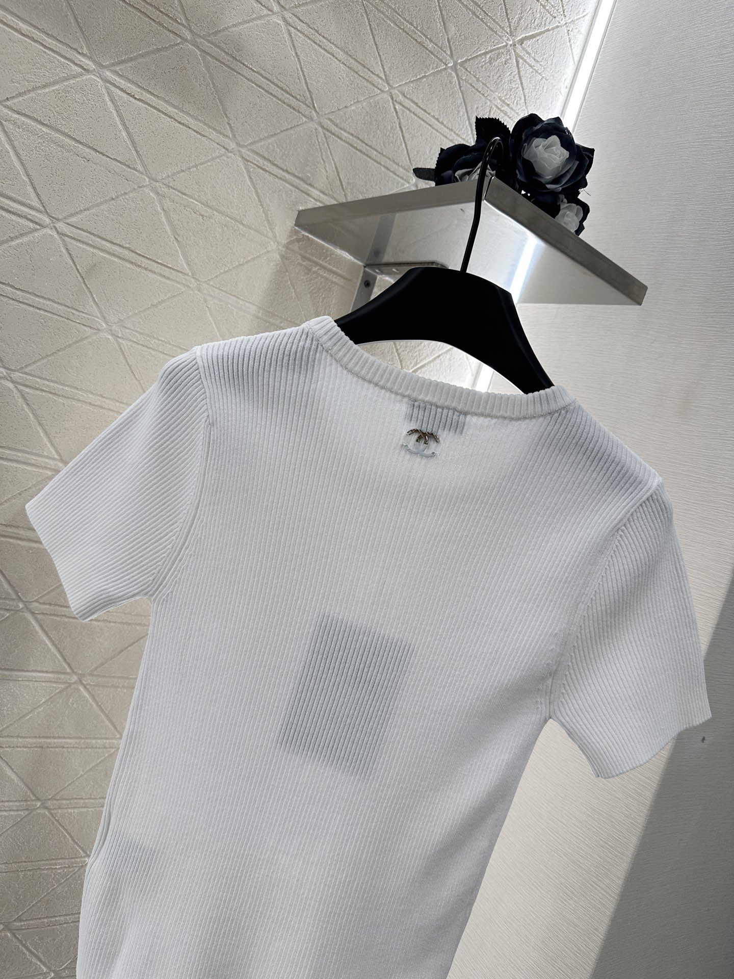 ♥Chane*♥2025新品上架
      镂空针织短袖上衣
定制YB进口纱线织造 肌理细腻 舒适有型