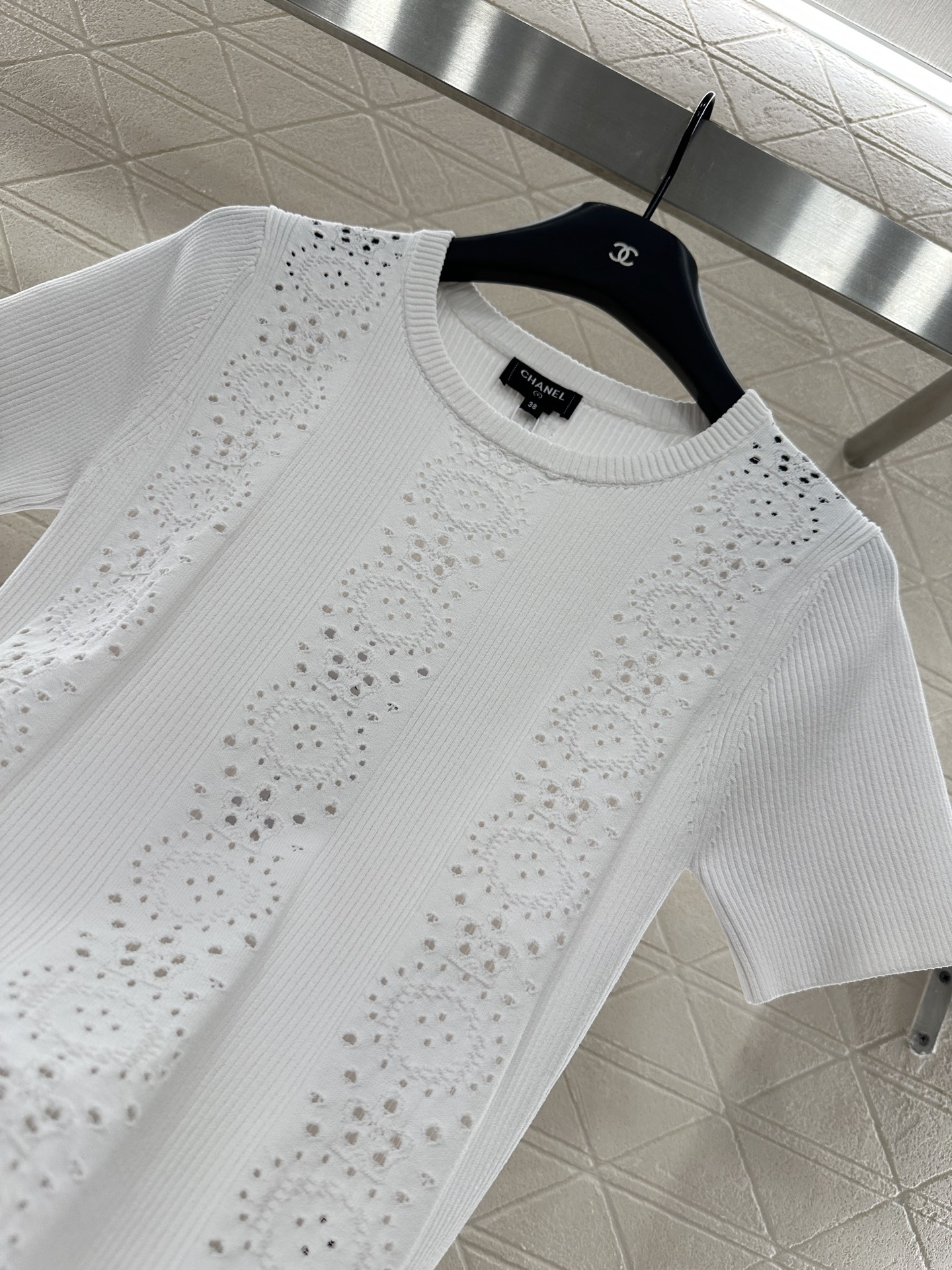 ♥Chane*♥2025新品上架
      镂空针织短袖上衣
定制YB进口纱线织造 肌理细腻 舒适有型