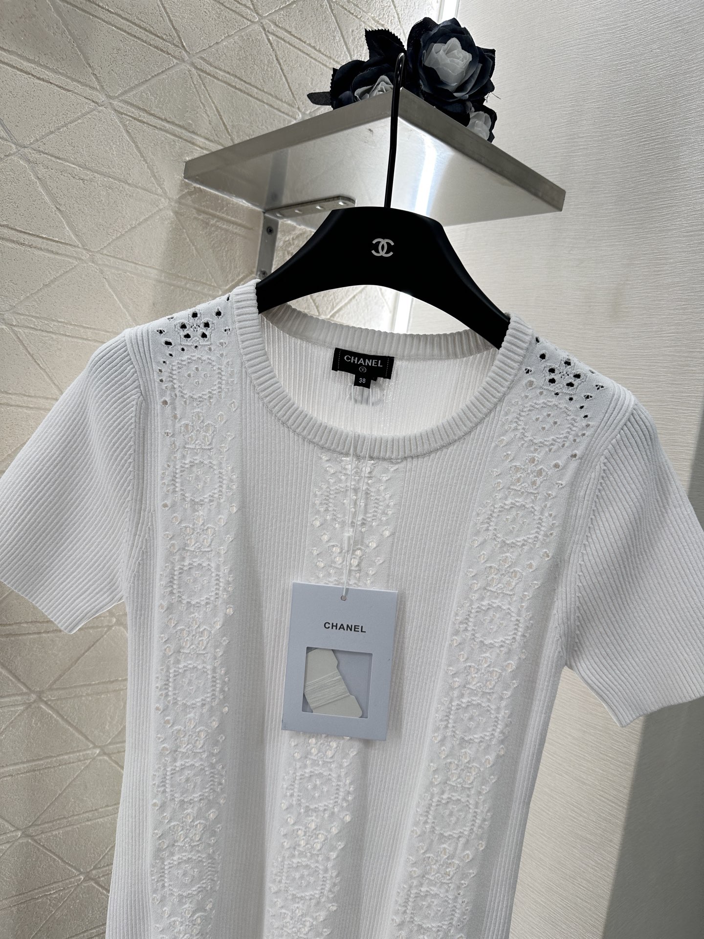 ♥Chane*♥2025新品上架
      镂空针织短袖上衣
定制YB进口纱线织造 肌理细腻 舒适有型