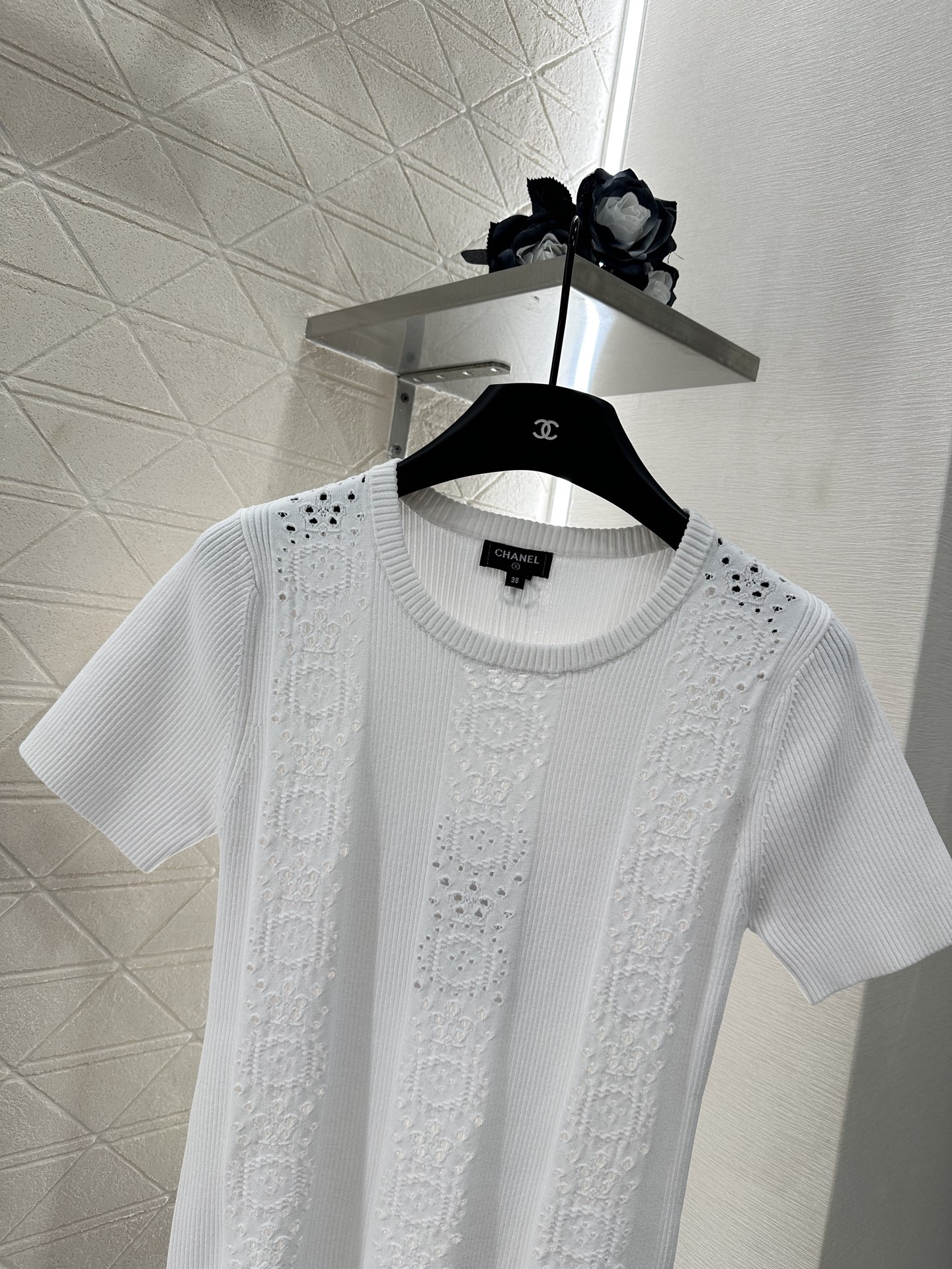 ♥Chane*♥2025新品上架
      镂空针织短袖上衣
定制YB进口纱线织造 肌理细腻 舒适有型