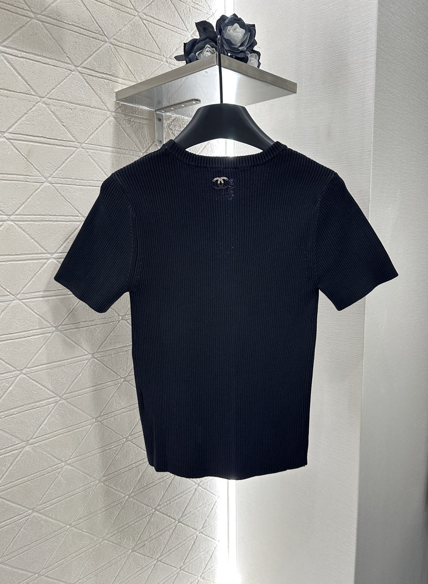 ♥Chane*♥2025新品上架
      镂空针织短袖上衣
定制YB进口纱线织造 肌理细腻 舒适有型