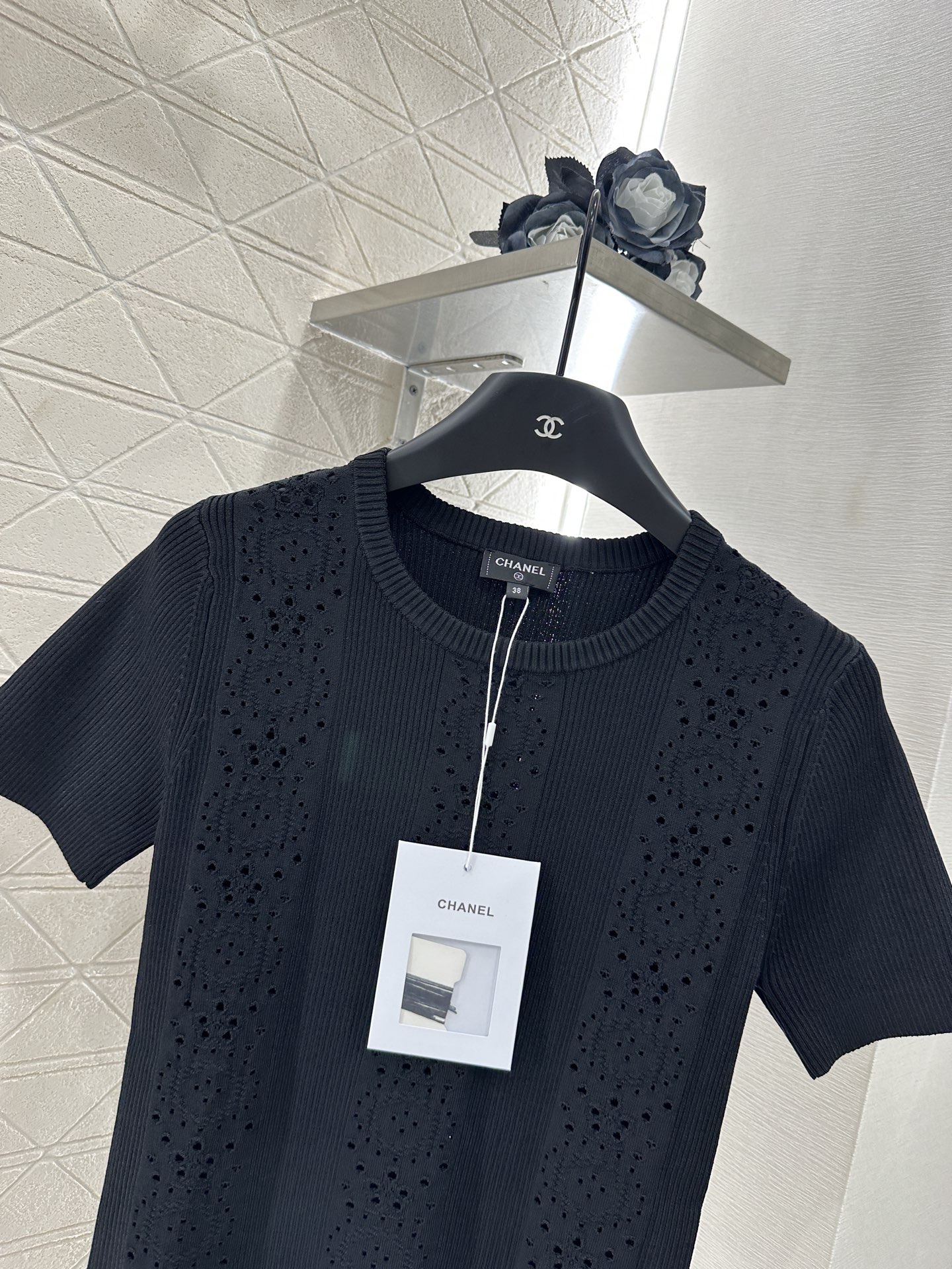 ♥Chane*♥2025新品上架
      镂空针织短袖上衣
定制YB进口纱线织造 肌理细腻 舒适有型