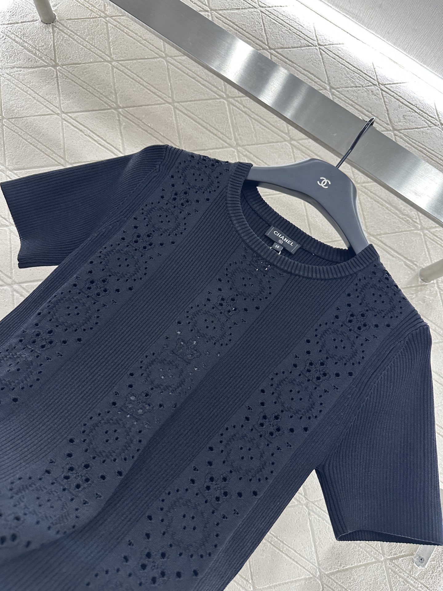 ♥Chane*♥2025新品上架
      镂空针织短袖上衣
定制YB进口纱线织造 肌理细腻 舒适有型