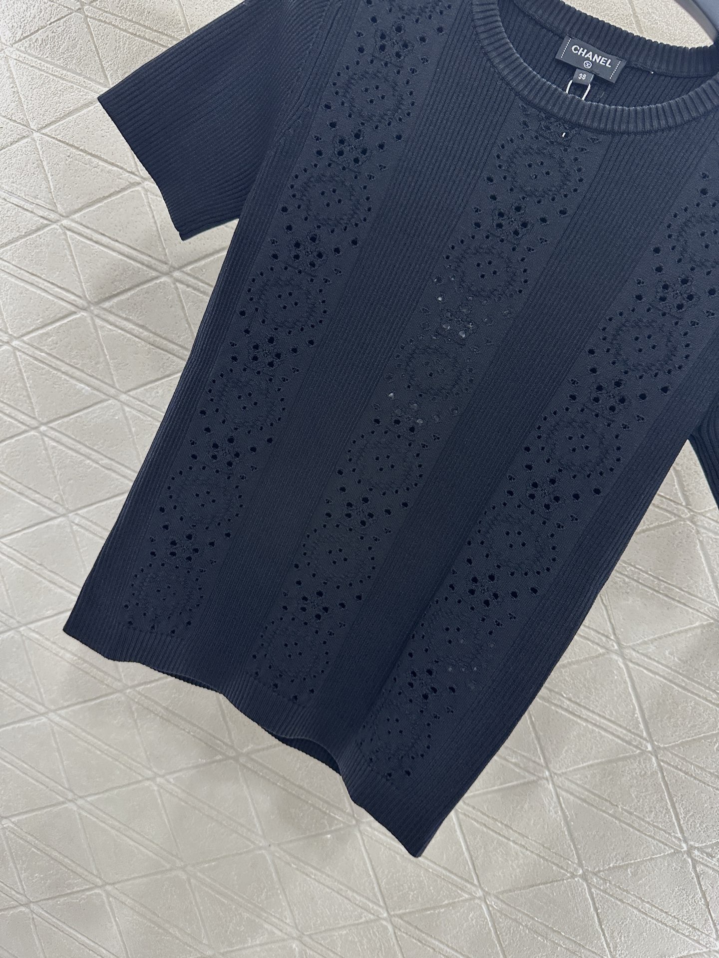 ♥Chane*♥2025新品上架
      镂空针织短袖上衣
定制YB进口纱线织造 肌理细腻 舒适有型