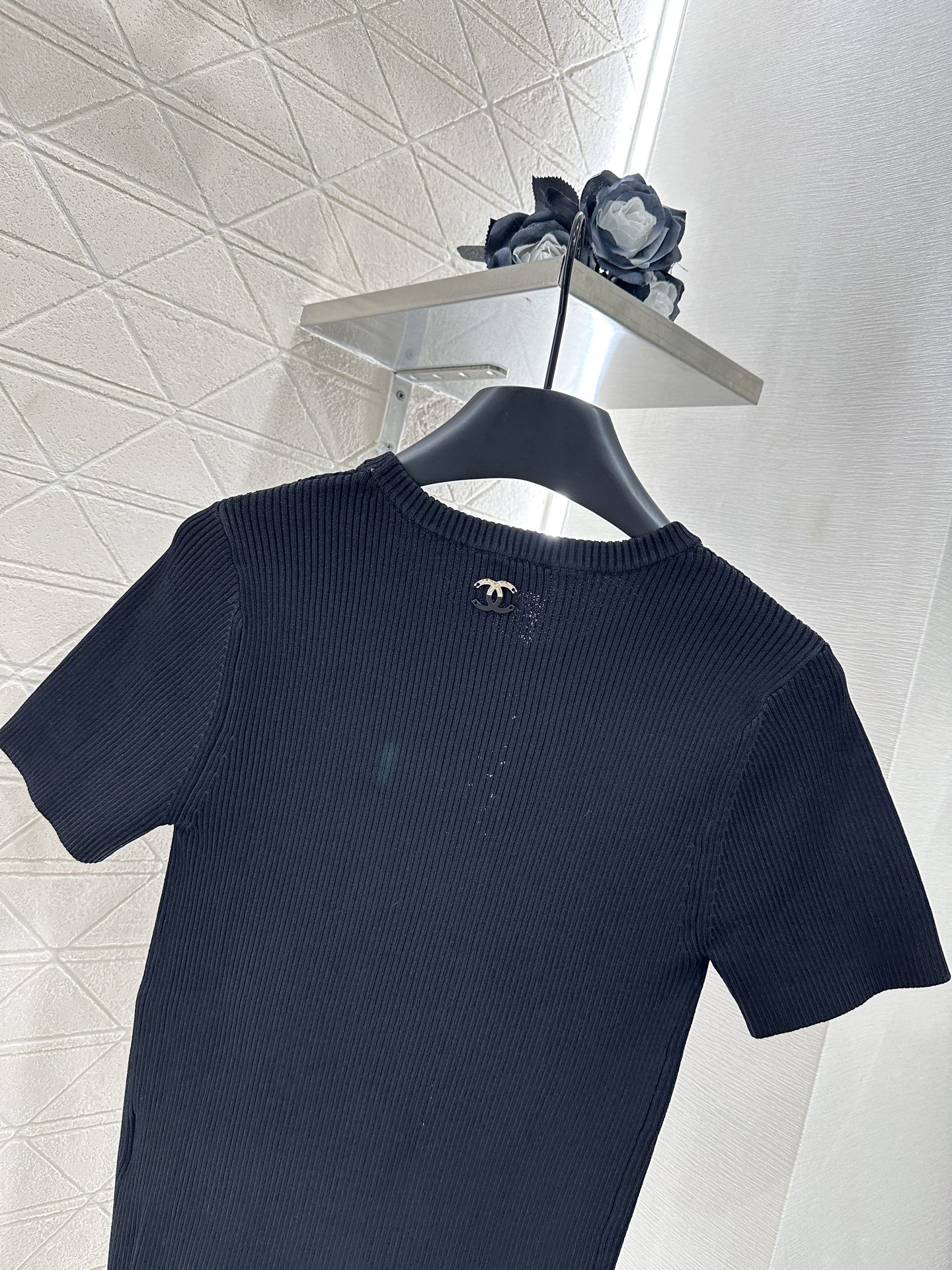 ♥Chane*♥2025新品上架
      镂空针织短袖上衣
定制YB进口纱线织造 肌理细腻 舒适有型