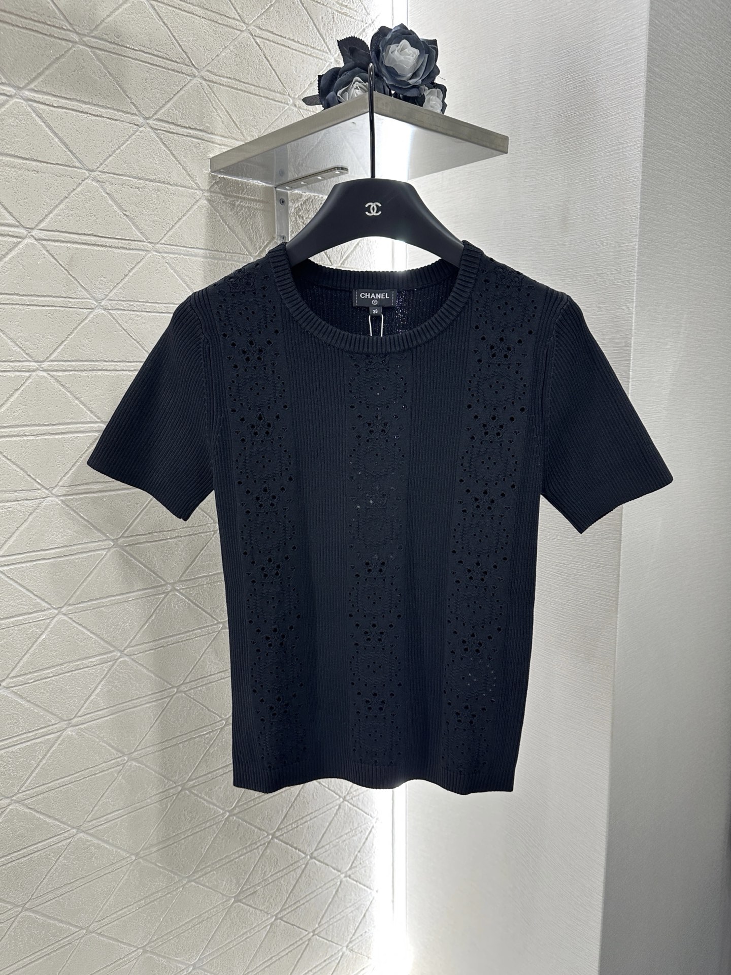 ♥Chane*♥2025新品上架
      镂空针织短袖上衣
定制YB进口纱线织造 肌理细腻 舒适有型