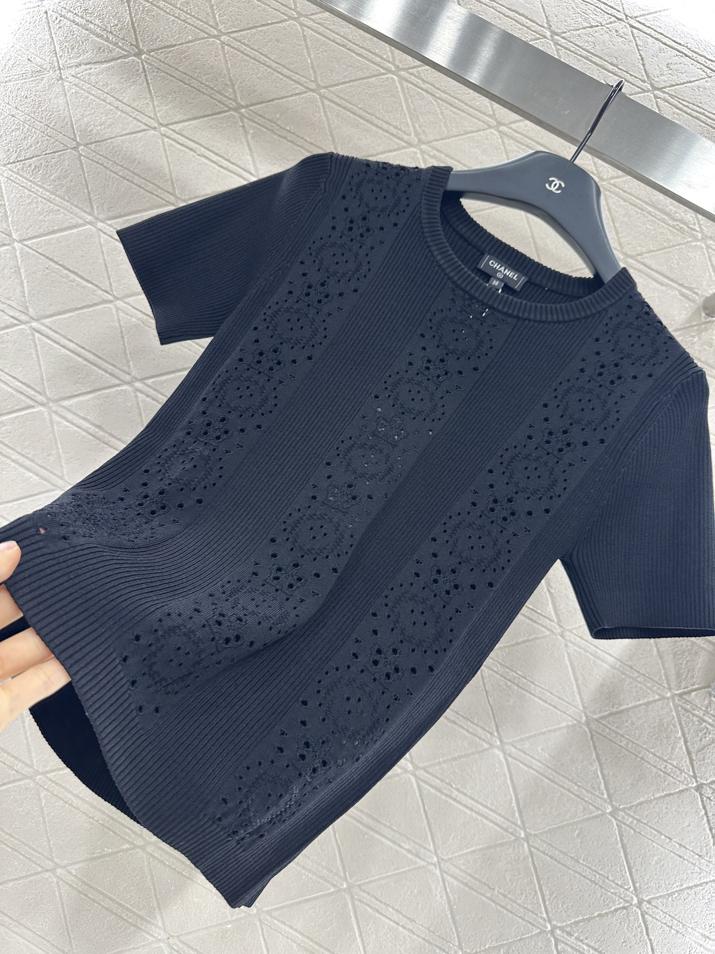 ♥Chane*♥2025新品上架
      镂空针织短袖上衣
定制YB进口纱线织造 肌理细腻 舒适有型