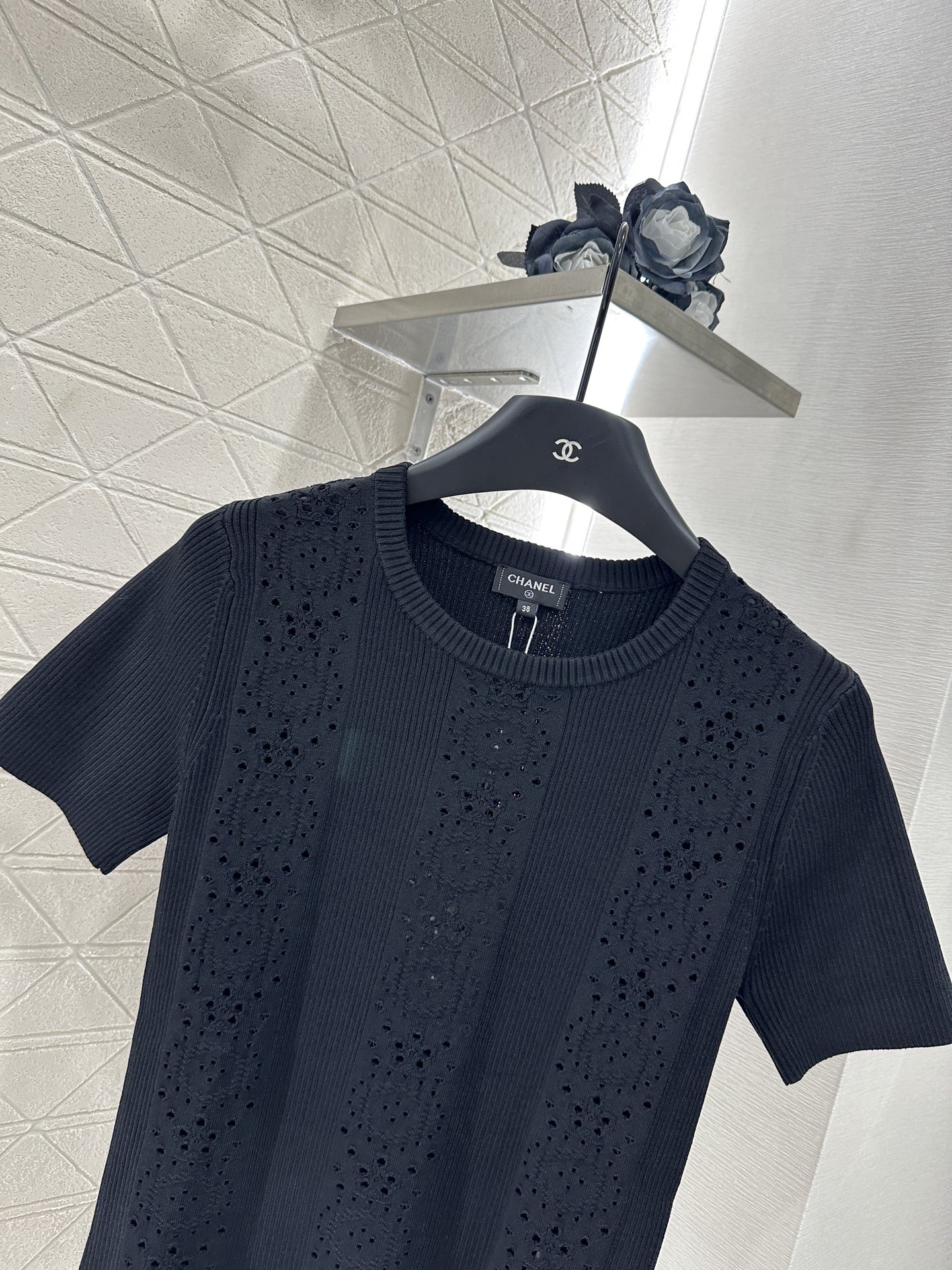 ♥Chane*♥2025新品上架
      镂空针织短袖上衣
定制YB进口纱线织造 肌理细腻 舒适有型