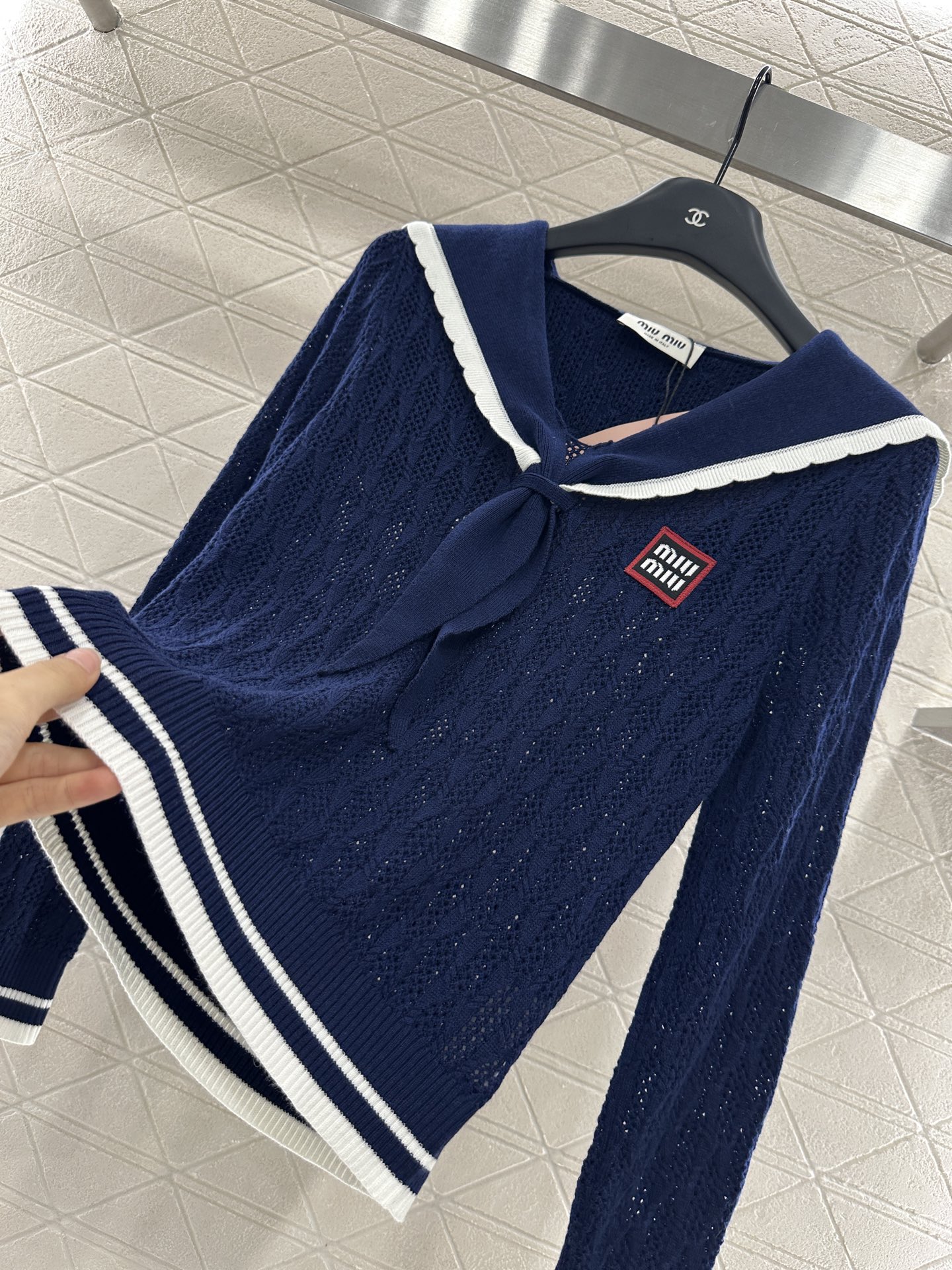 ♥Miumi*♥2024新品上架
    披肩领结针织上衣
定制YB丝毛纱线织造 密实细针工艺 舒适弹力