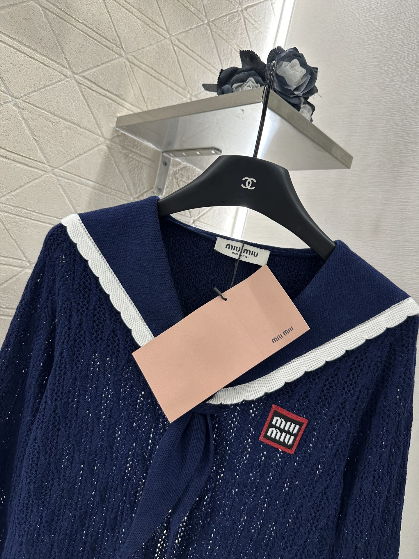 ♥Miumi*♥2024新品上架
    披肩领结针织上衣
定制YB丝毛纱线织造 密实细针工艺 舒适弹力