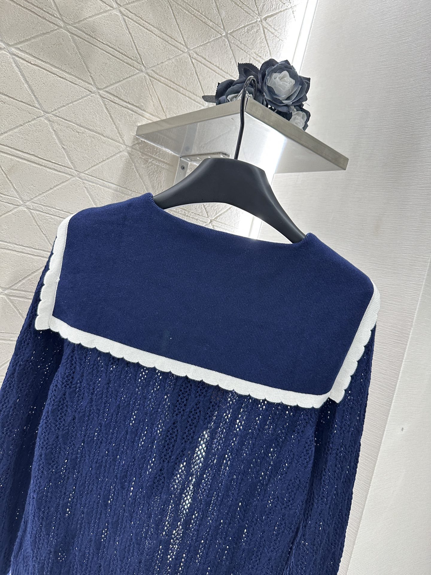 ♥Miumi*♥2024新品上架
    披肩领结针织上衣
定制YB丝毛纱线织造 密实细针工艺 舒适弹力