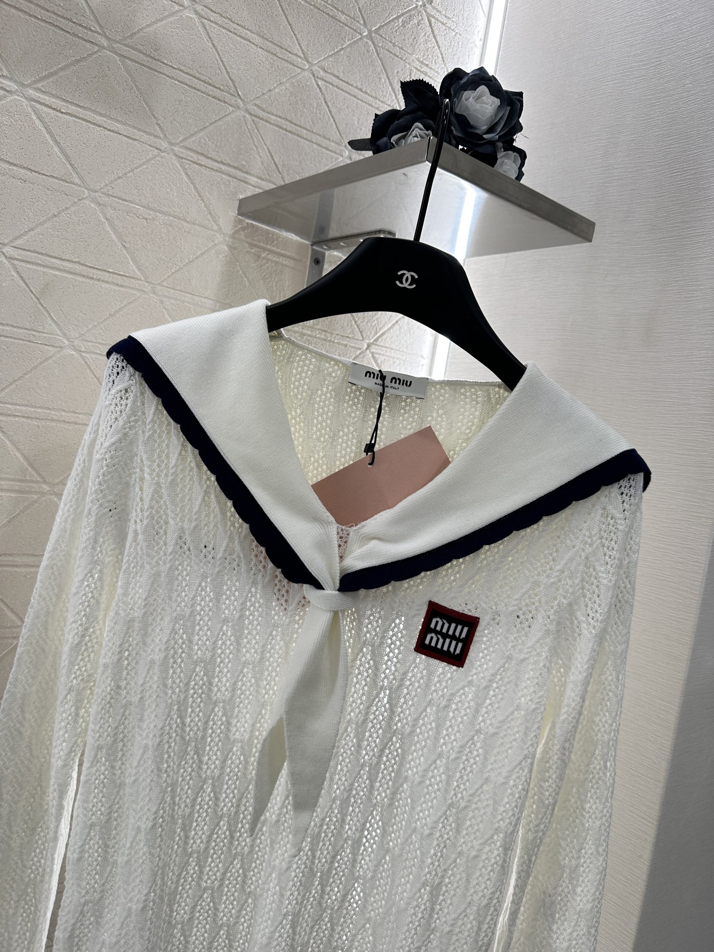 ♥Miumi*♥2024新品上架
    披肩领结针织上衣
定制YB丝毛纱线织造 密实细针工艺 舒适弹力