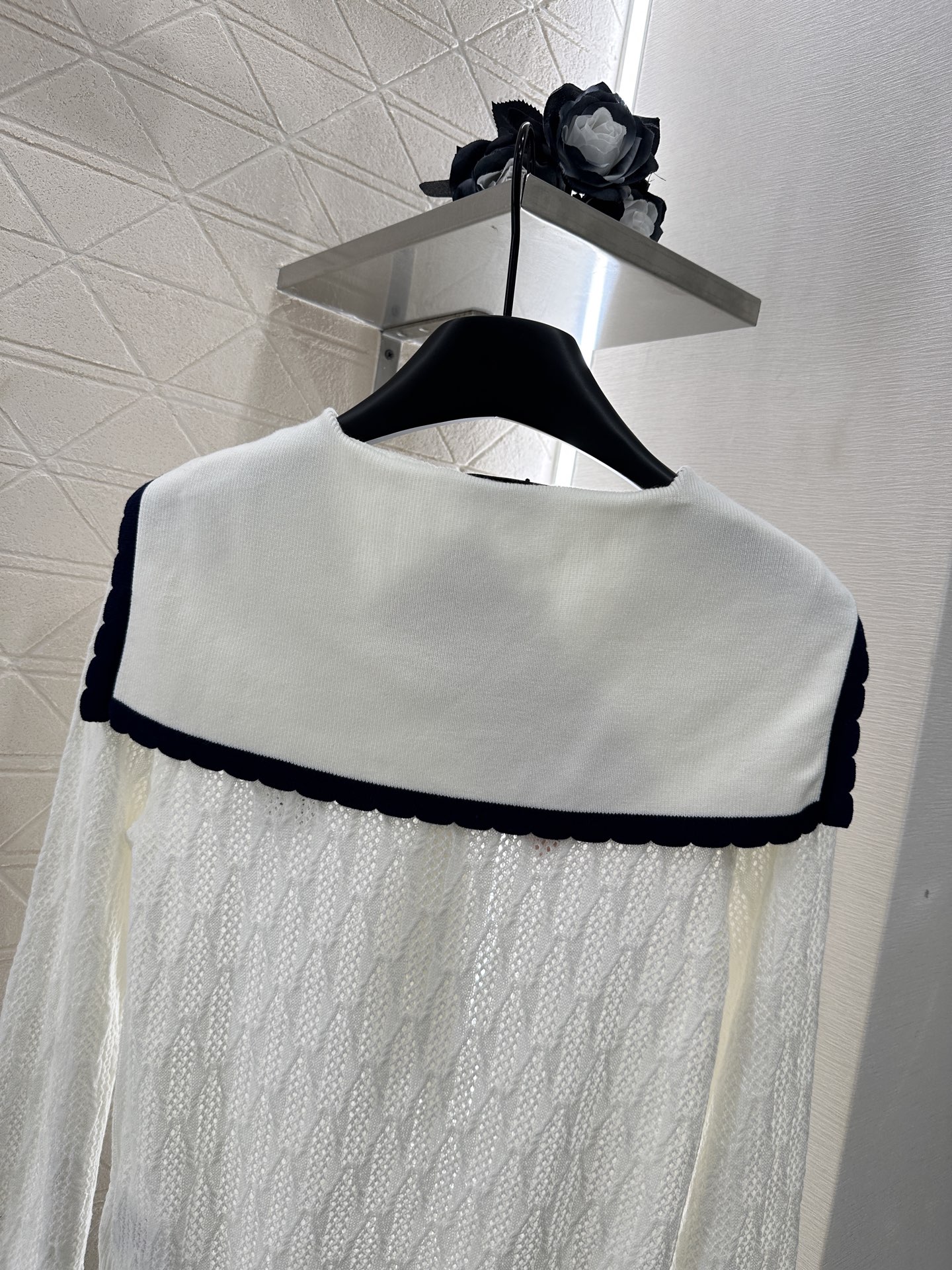 ♥Miumi*♥2024新品上架
    披肩领结针织上衣
定制YB丝毛纱线织造 密实细针工艺 舒适弹力