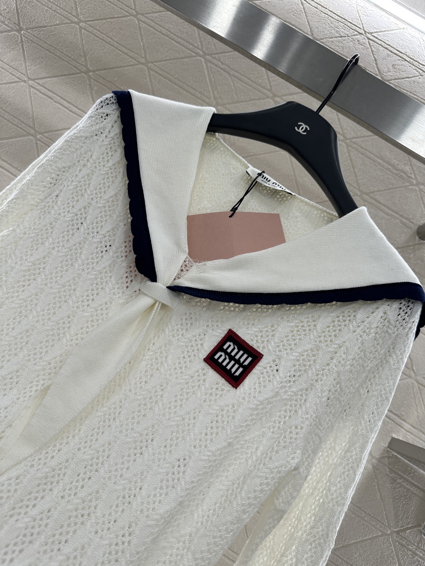 ♥Miumi*♥2024新品上架
    披肩领结针织上衣
定制YB丝毛纱线织造 密实细针工艺 舒适弹力