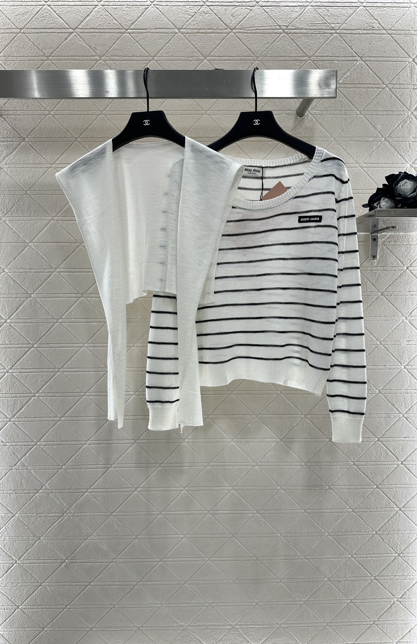 ♥Miumi*♥2025新品上架
    披肩领条纹针织上衣
定制YB羊毛纱线织造 密实细针工艺 呈现明