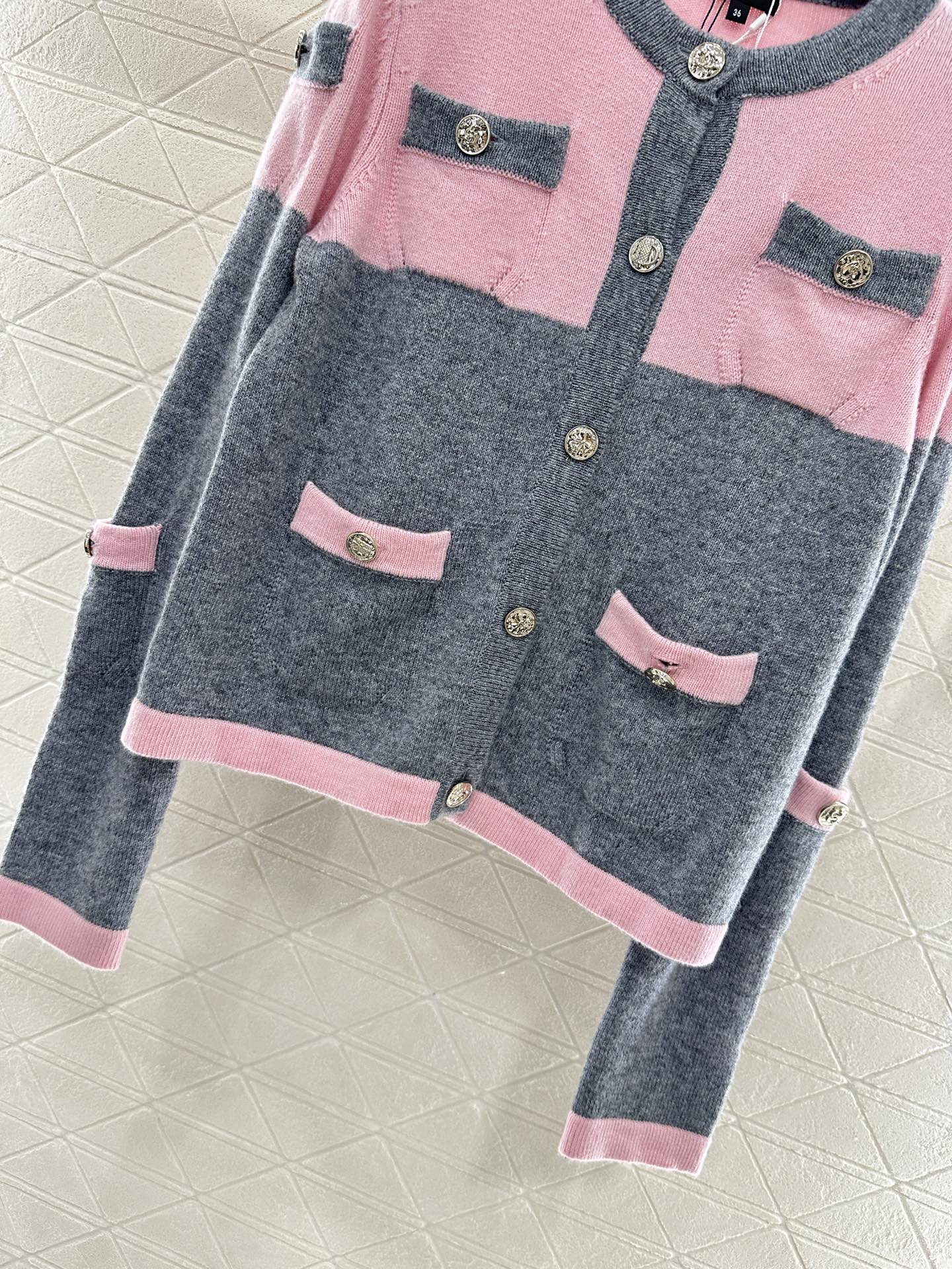 ♥Chane*♥2025新品上架
      针织开衫短裙套装
定制YB羊绒纱线织造 穿搭舒适 柔软细腻