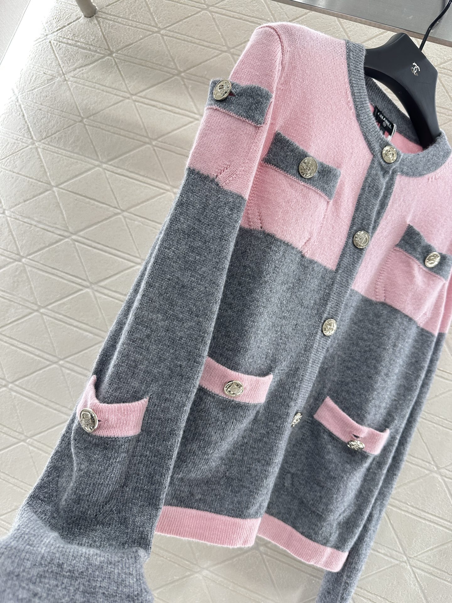 ♥Chane*♥2025新品上架
      针织开衫短裙套装
定制YB羊绒纱线织造 穿搭舒适 柔软细腻