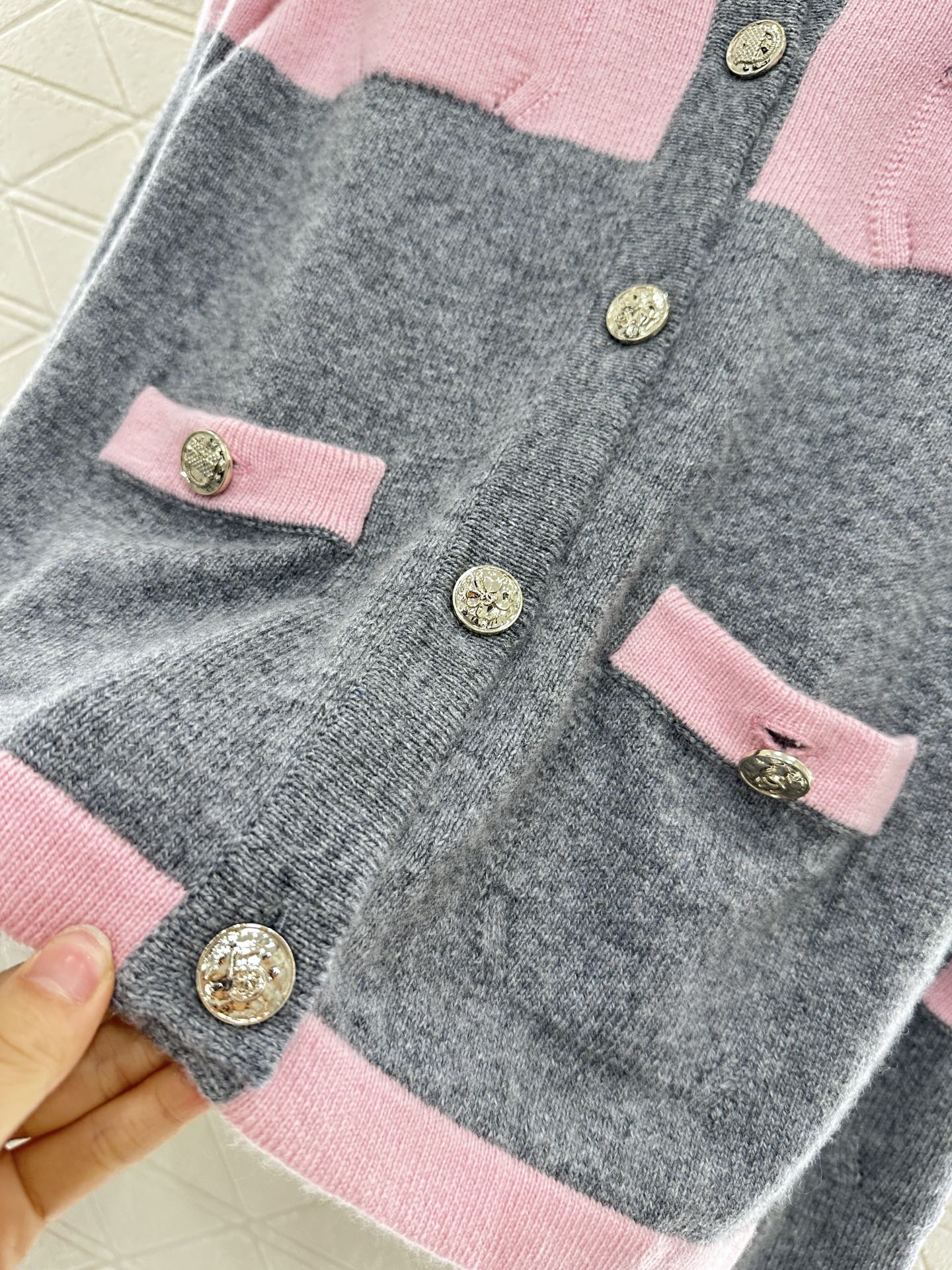 ♥Chane*♥2025新品上架
      针织开衫短裙套装
定制YB羊绒纱线织造 穿搭舒适 柔软细腻