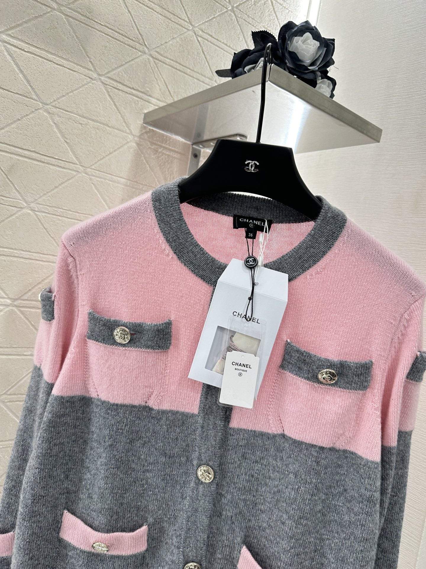 ♥Chane*♥2025新品上架
      针织开衫短裙套装
定制YB羊绒纱线织造 穿搭舒适 柔软细腻