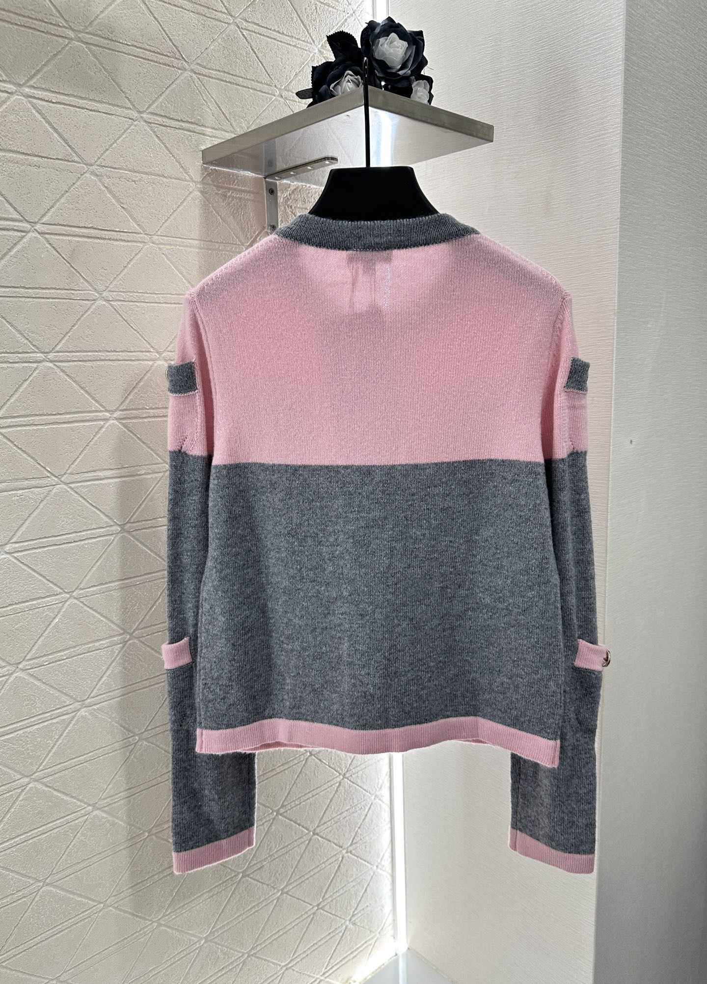 ♥Chane*♥2025新品上架
      针织开衫短裙套装
定制YB羊绒纱线织造 穿搭舒适 柔软细腻