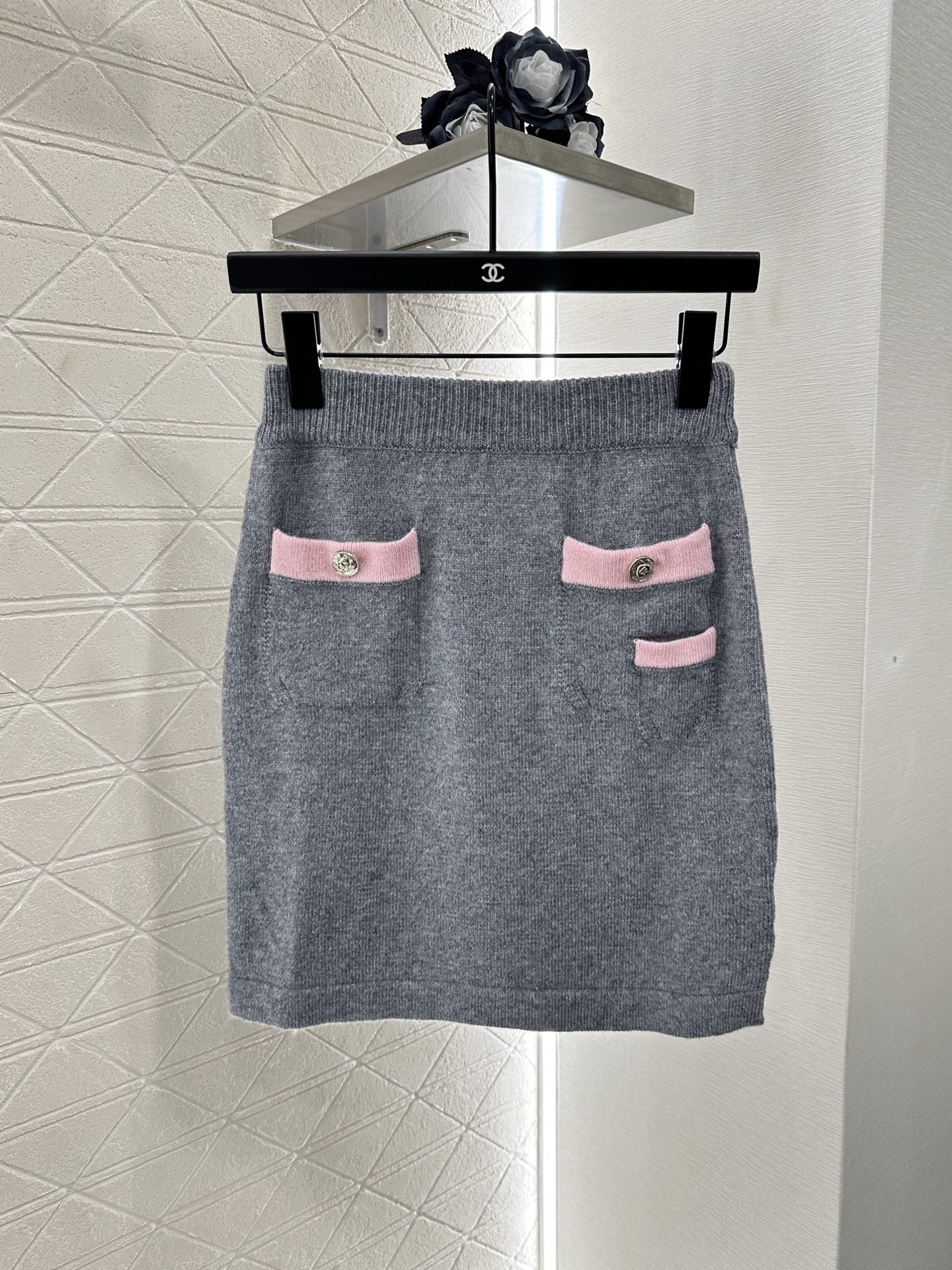 ♥Chane*♥2025新品上架
      针织开衫短裙套装
定制YB羊绒纱线织造 穿搭舒适 柔软细腻