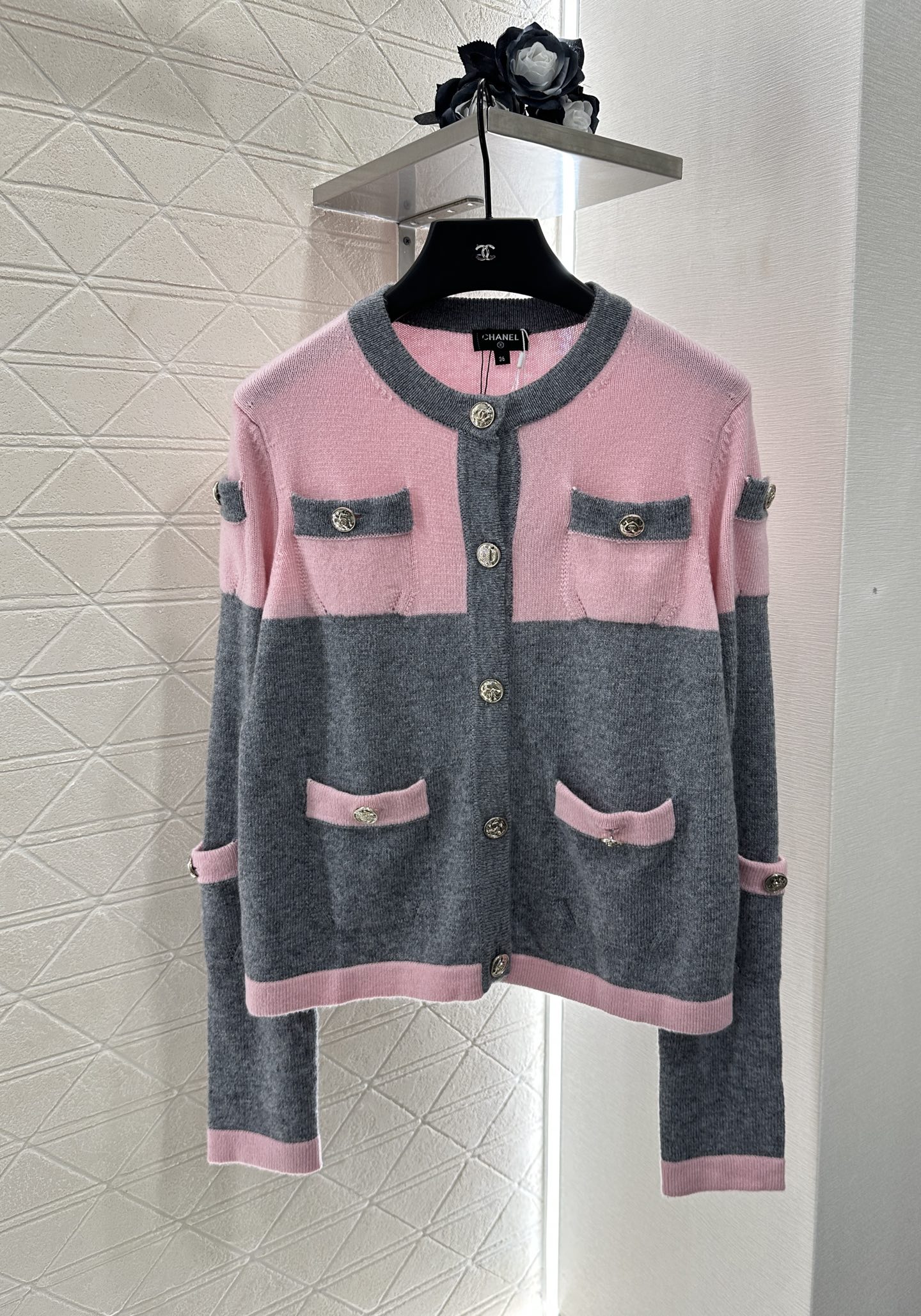 ♥Chane*♥2025新品上架
      针织开衫短裙套装
定制YB羊绒纱线织造 穿搭舒适 柔软细腻