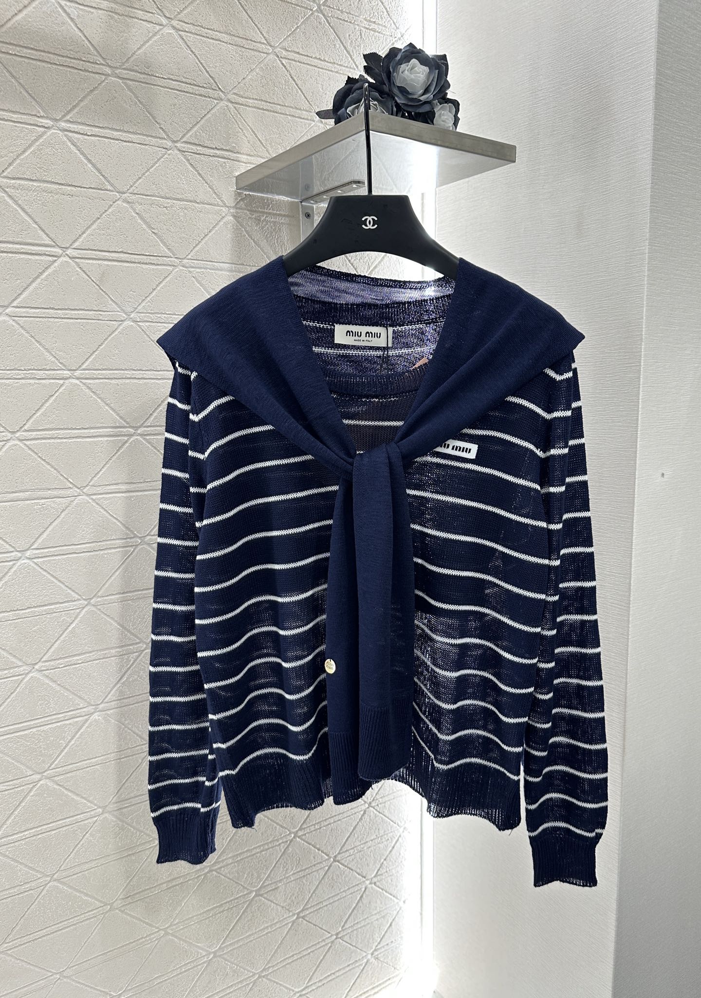 ♥Miumi*♥2025新品上架
    披肩领条纹针织上衣
定制YB羊毛纱线织造 密实细针工艺 呈现明