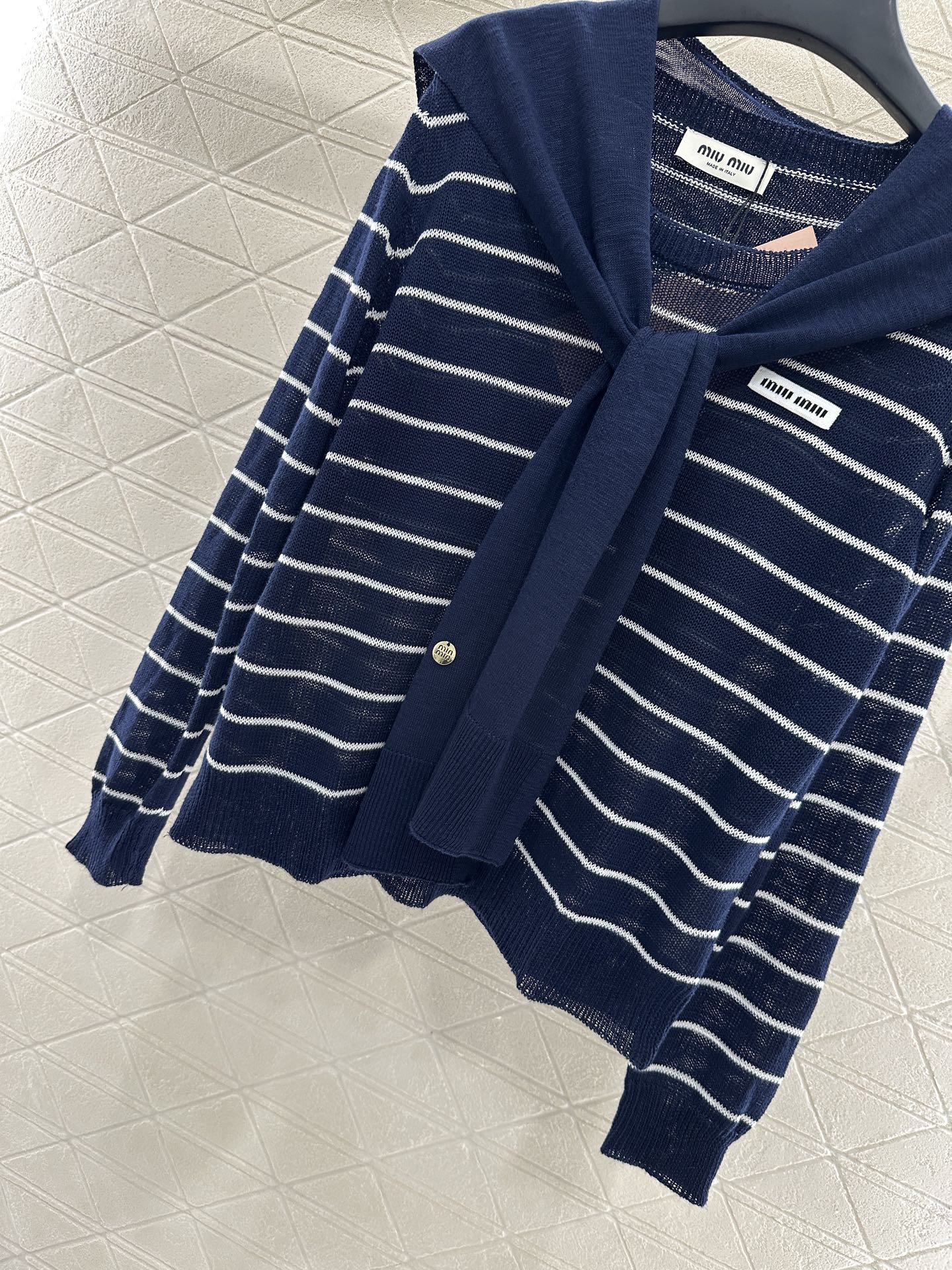 ♥Miumi*♥2025新品上架
    披肩领条纹针织上衣
定制YB羊毛纱线织造 密实细针工艺 呈现明