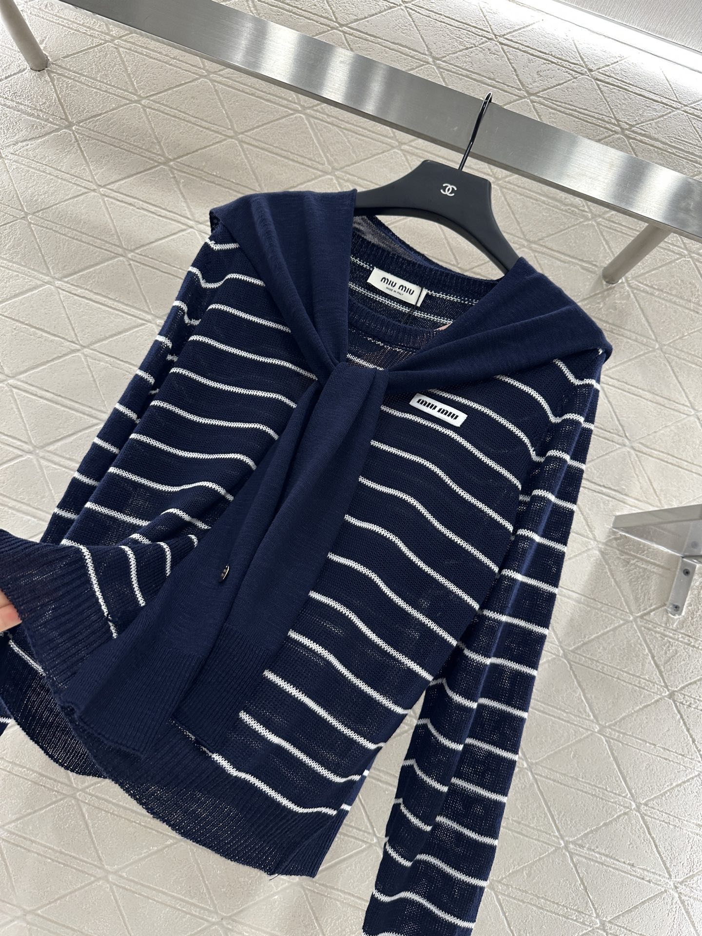 ♥Miumi*♥2025新品上架
    披肩领条纹针织上衣
定制YB羊毛纱线织造 密实细针工艺 呈现明