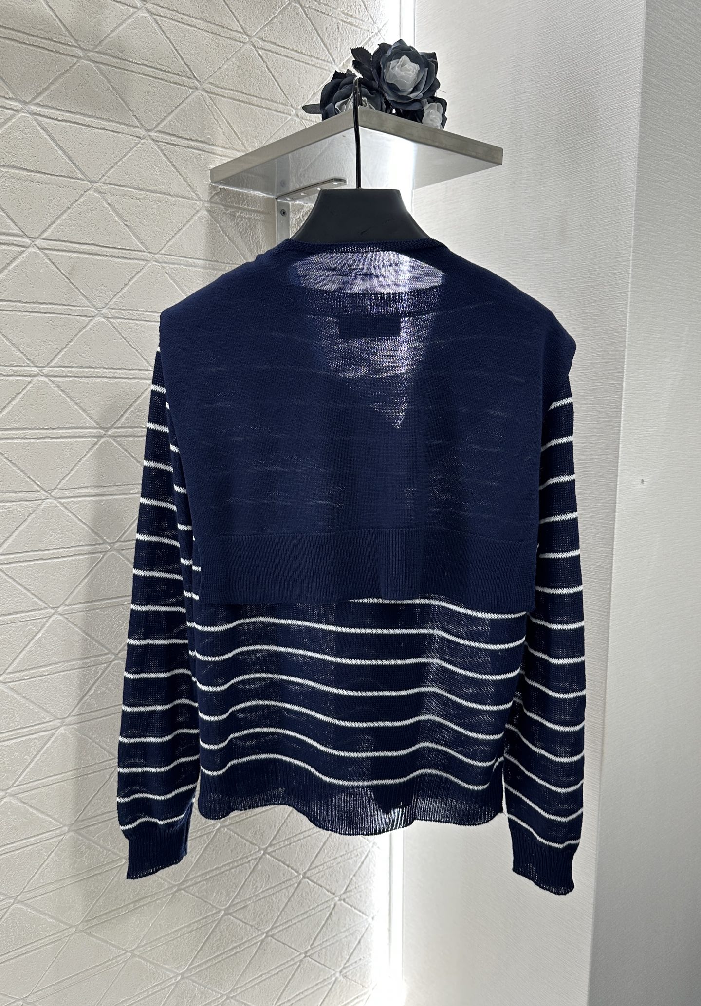 ♥Miumi*♥2025新品上架
    披肩领条纹针织上衣
定制YB羊毛纱线织造 密实细针工艺 呈现明