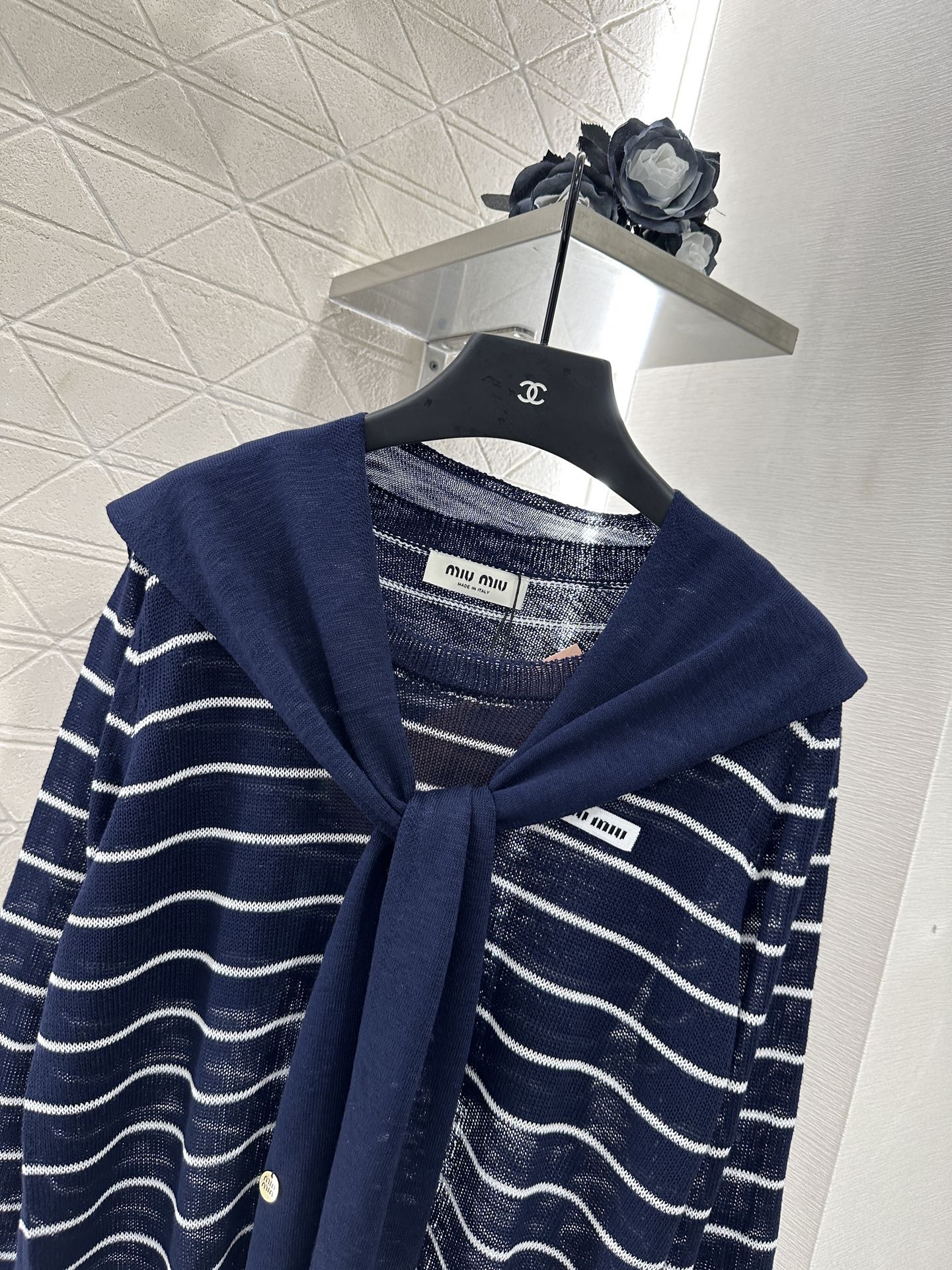 ♥Miumi*♥2025新品上架
    披肩领条纹针织上衣
定制YB羊毛纱线织造 密实细针工艺 呈现明