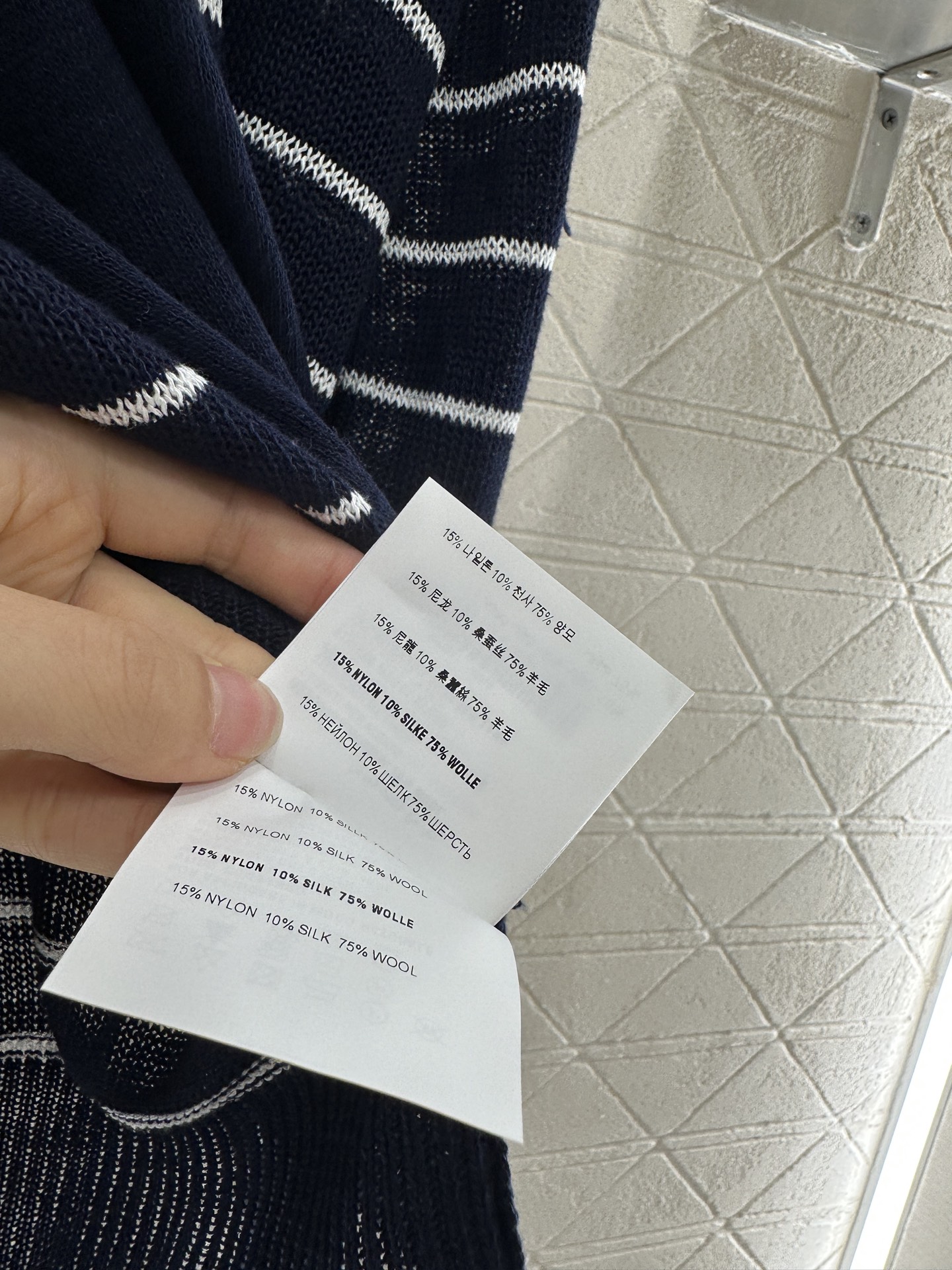 ♥Miumi*♥2025新品上架
    披肩领条纹针织上衣
定制YB羊毛纱线织造 密实细针工艺 呈现明