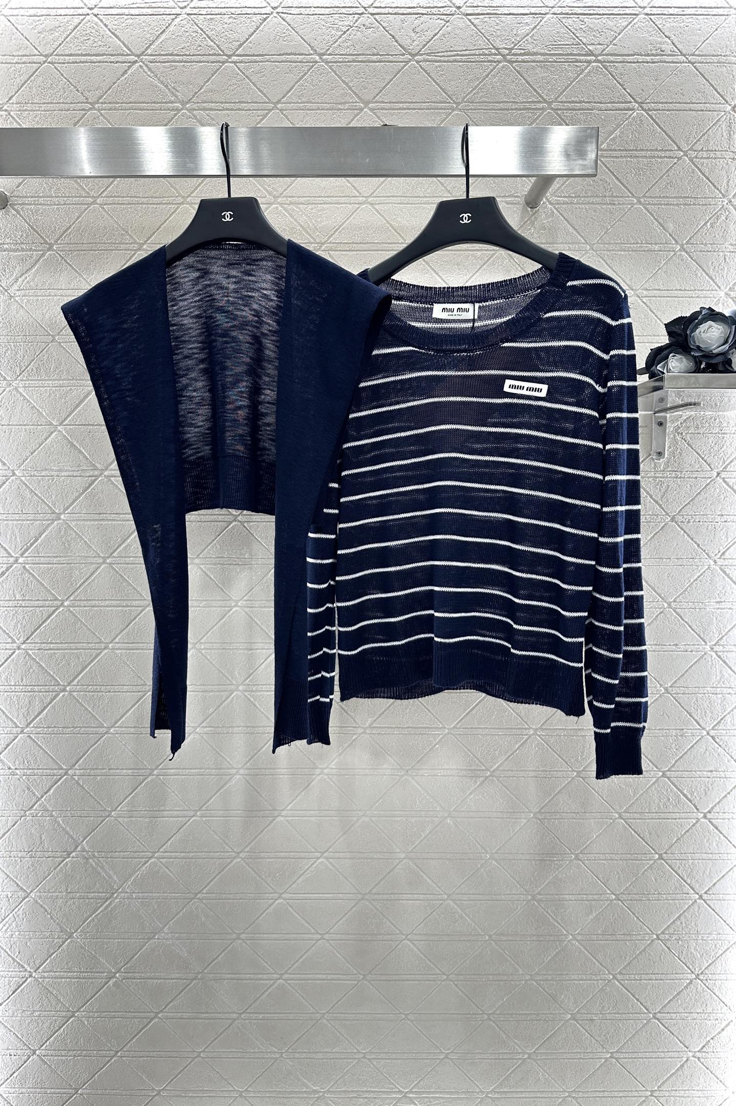 ♥Miumi*♥2025新品上架
    披肩领条纹针织上衣
定制YB羊毛纱线织造 密实细针工艺 呈现明