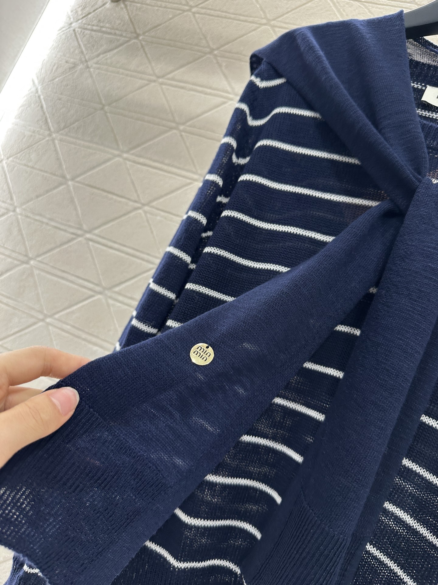 ♥Miumi*♥2025新品上架
    披肩领条纹针织上衣
定制YB羊毛纱线织造 密实细针工艺 呈现明