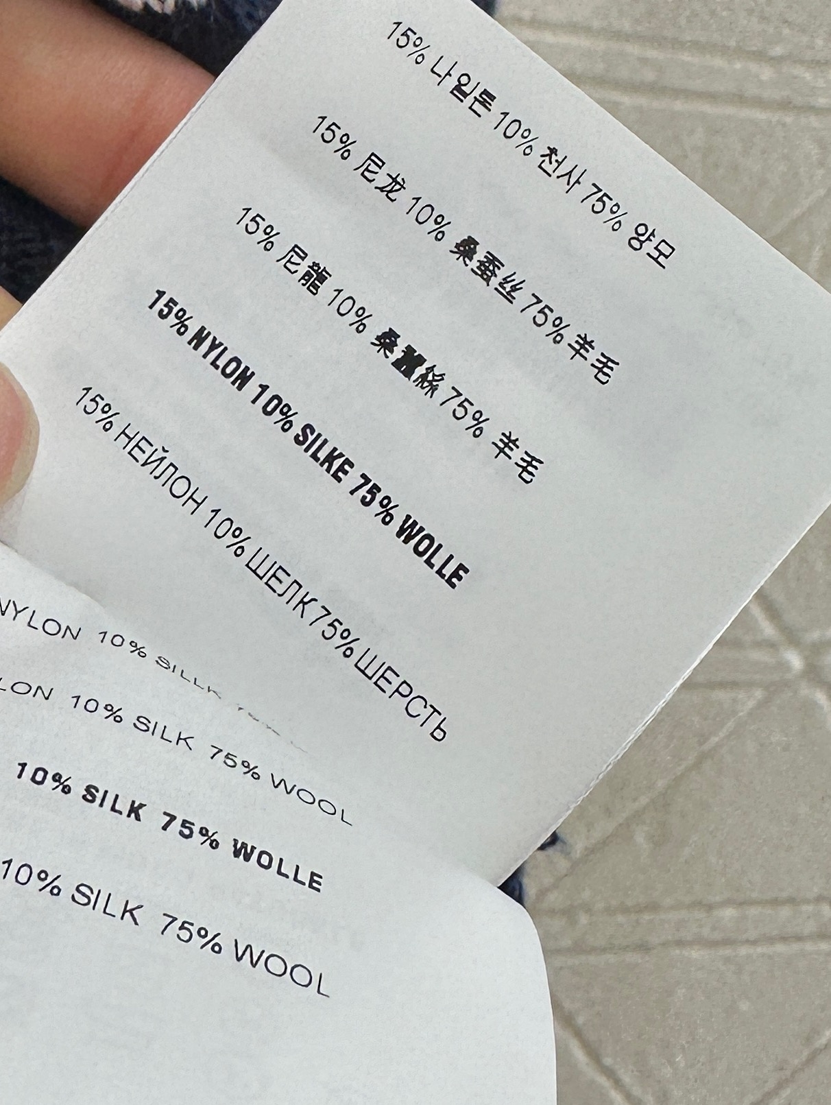 ♥Miumi*♥2025新品上架
    披肩领条纹针织上衣
定制YB羊毛纱线织造 密实细针工艺 呈现明