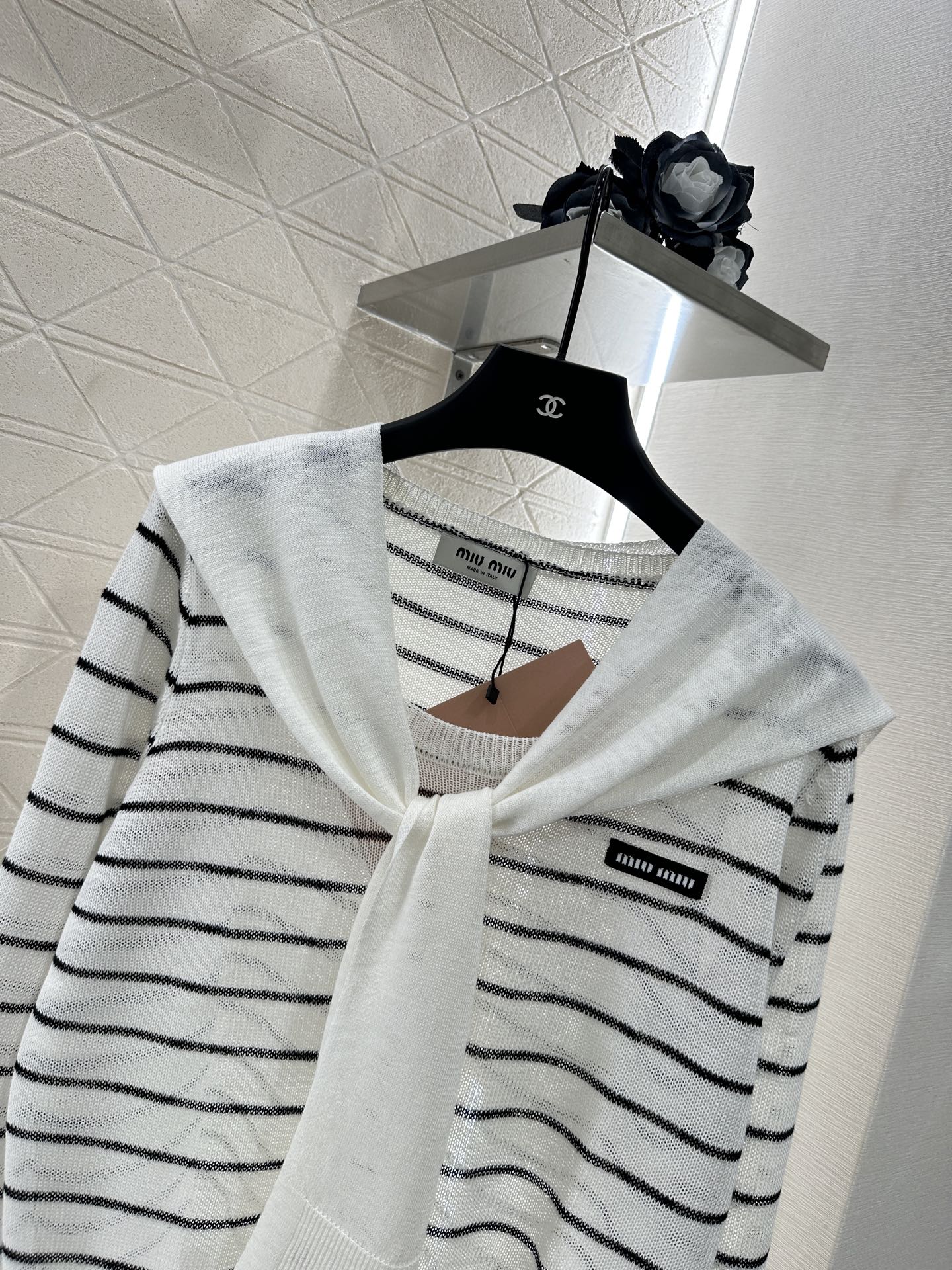 ♥Miumi*♥2025新品上架
    披肩领条纹针织上衣
定制YB羊毛纱线织造 密实细针工艺 呈现明