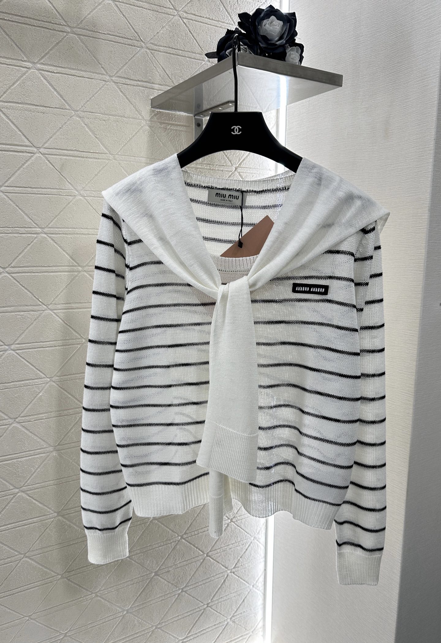 ♥Miumi*♥2025新品上架
    披肩领条纹针织上衣
定制YB羊毛纱线织造 密实细针工艺 呈现明