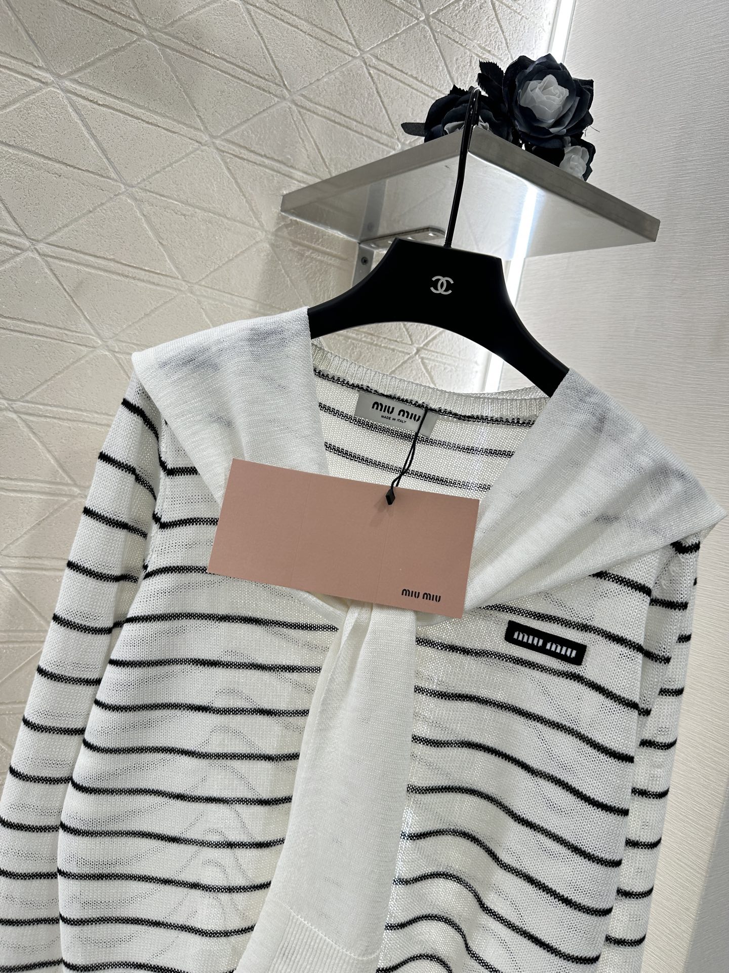 ♥Miumi*♥2025新品上架
    披肩领条纹针织上衣
定制YB羊毛纱线织造 密实细针工艺 呈现明