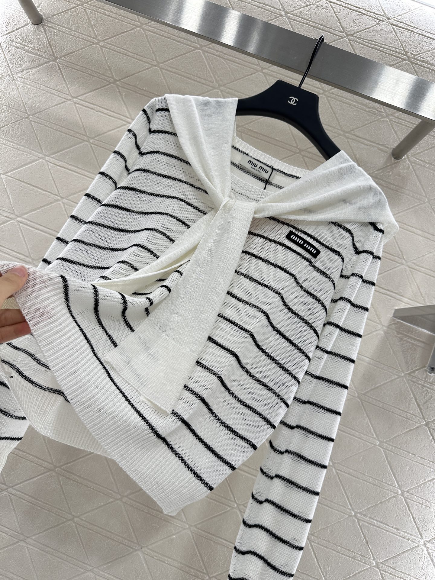 ♥Miumi*♥2025新品上架
    披肩领条纹针织上衣
定制YB羊毛纱线织造 密实细针工艺 呈现明