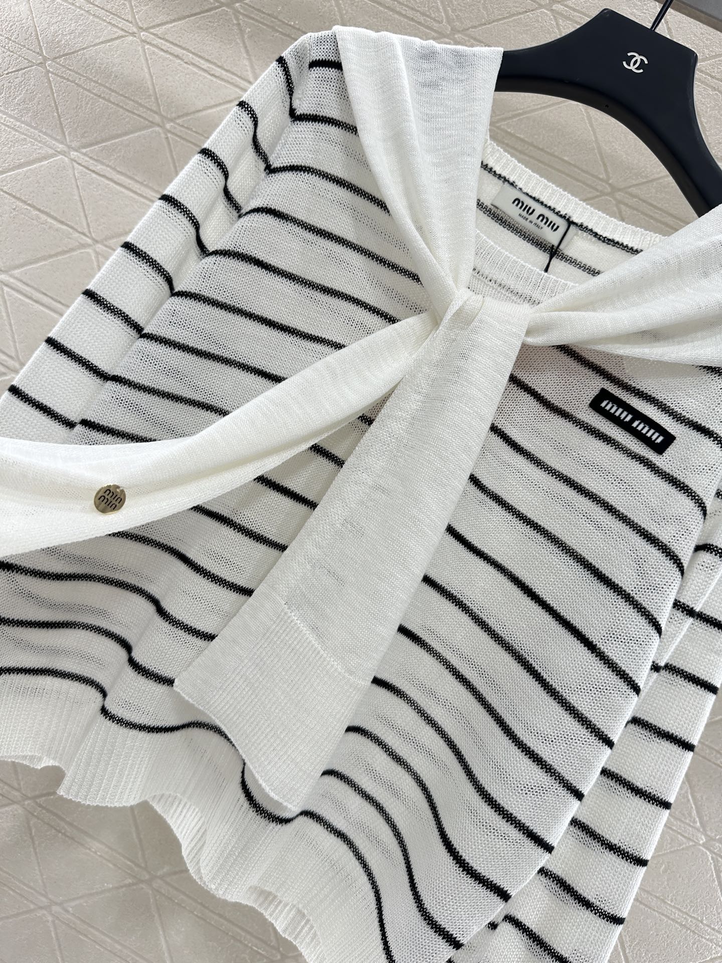 ♥Miumi*♥2025新品上架
    披肩领条纹针织上衣
定制YB羊毛纱线织造 密实细针工艺 呈现明